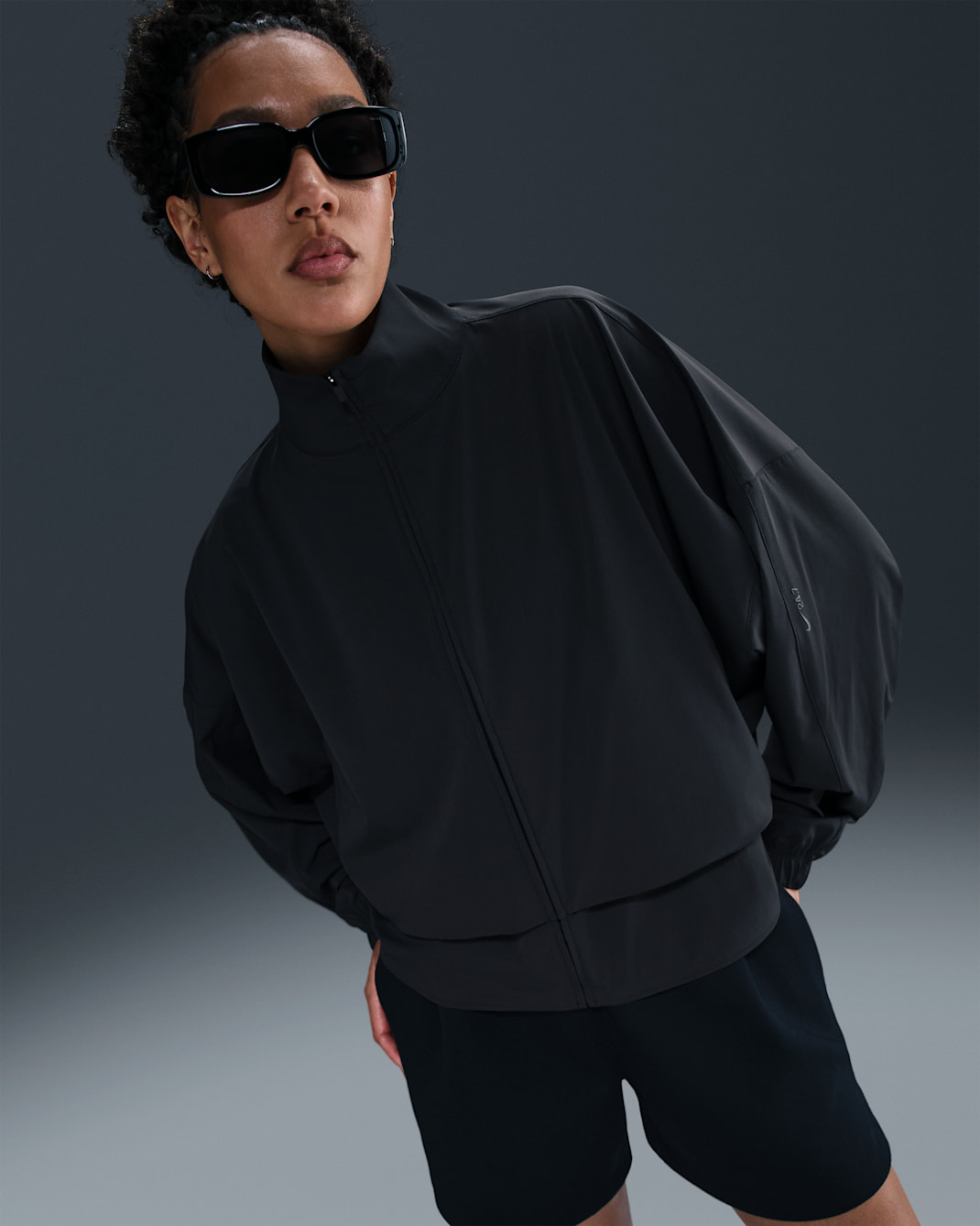 Chamarra Dri-FIT oversized de cierre completo para mujer Nike 24.7 PerfectStretch - Negro/Gris humo oscuro