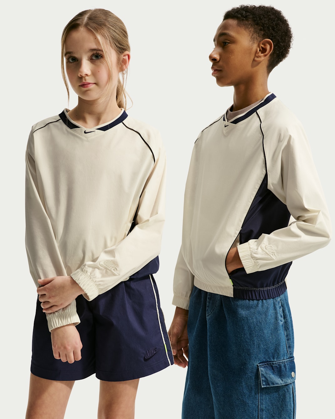 나이키 스포츠웨어 주니어 우븐 브이넥 긴팔 탑 - 소프트 펄/미드나이트 네이비/블랙/소프트 펄