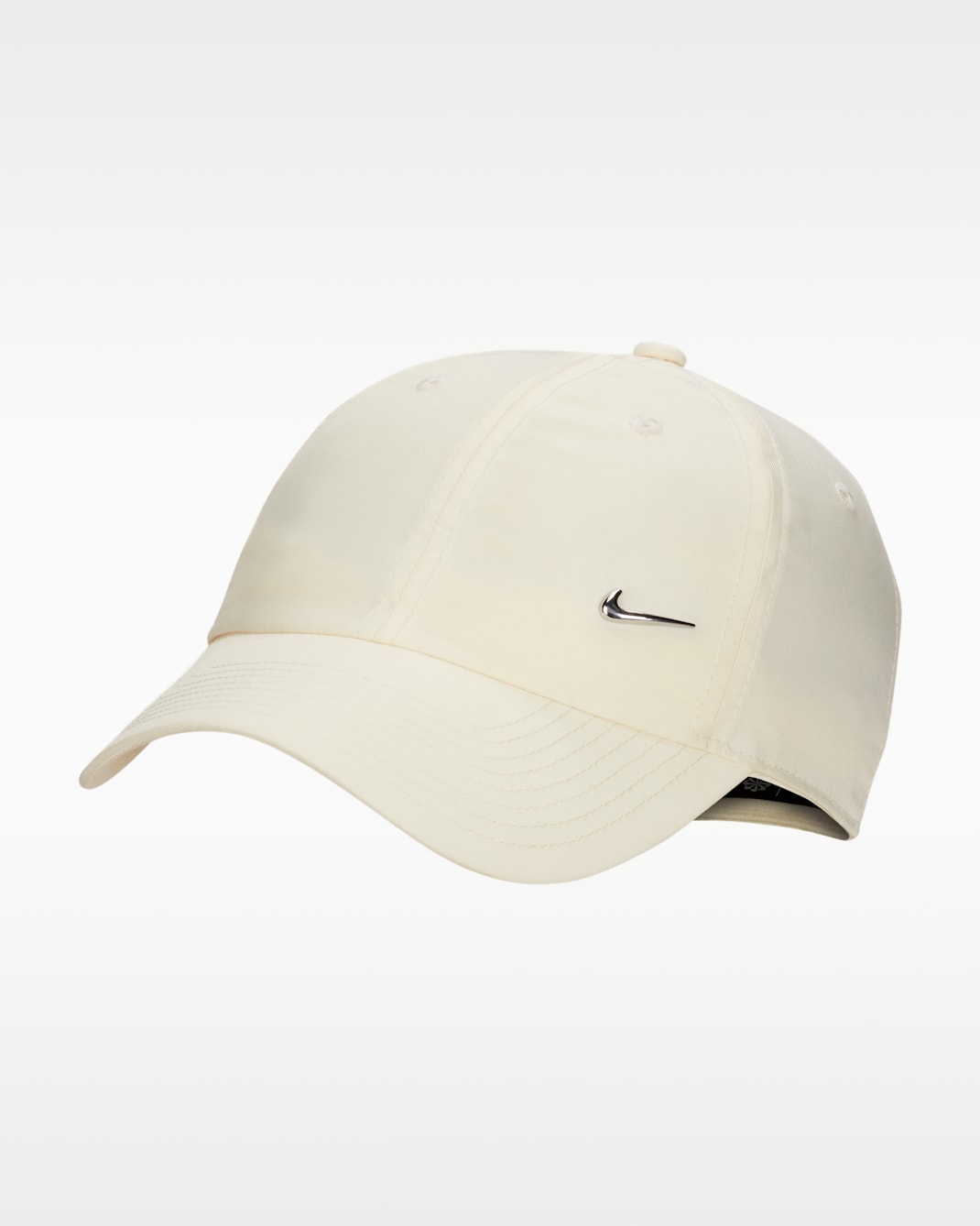 หมวกแก๊ปไร้โครงพร้อม Swoosh โลหะ Nike Dri-FIT Club - Coconut Milk/Metallic Silver