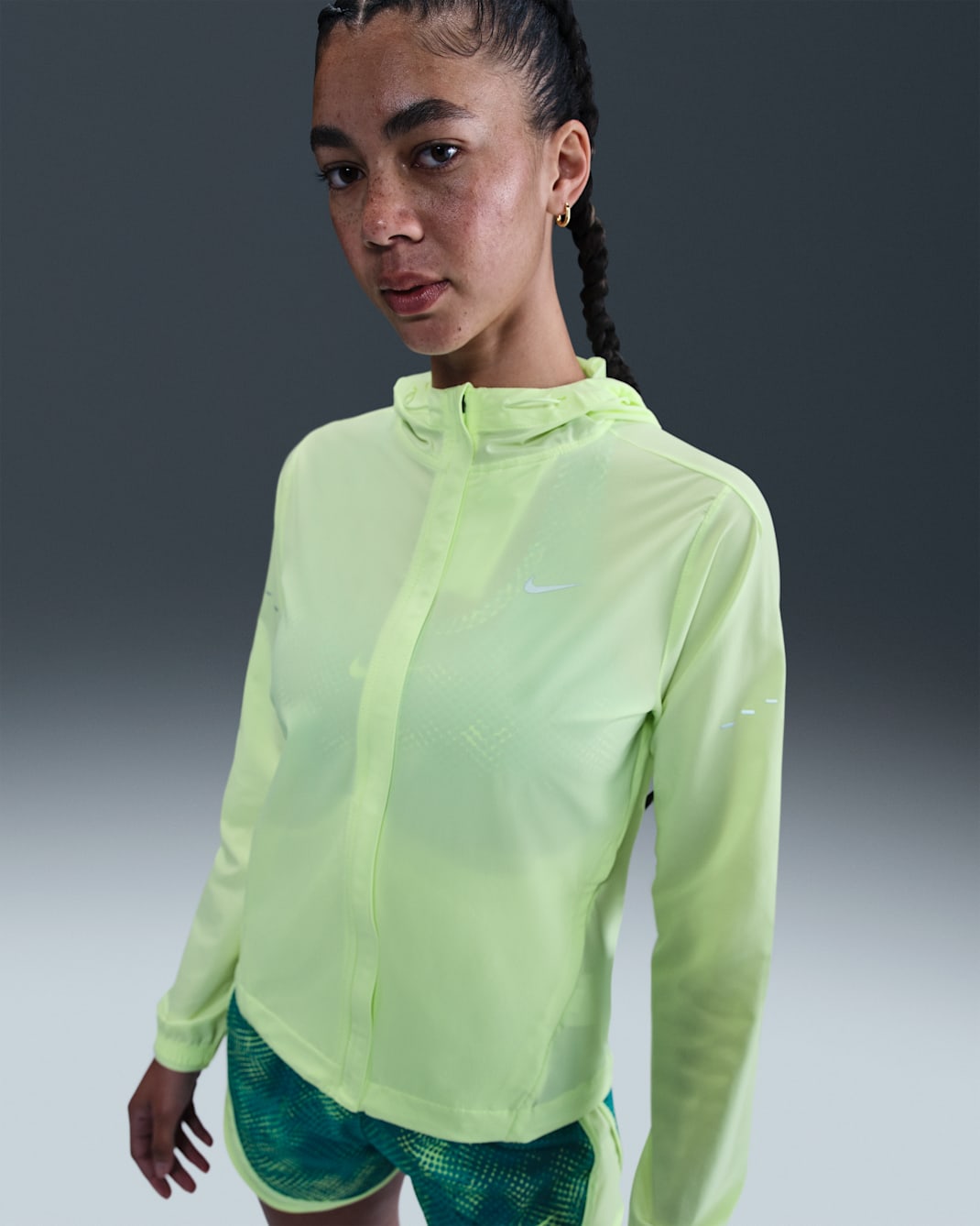 Chamarra de correr Repel plegable para mujer Nike Swift - Voltio ligero