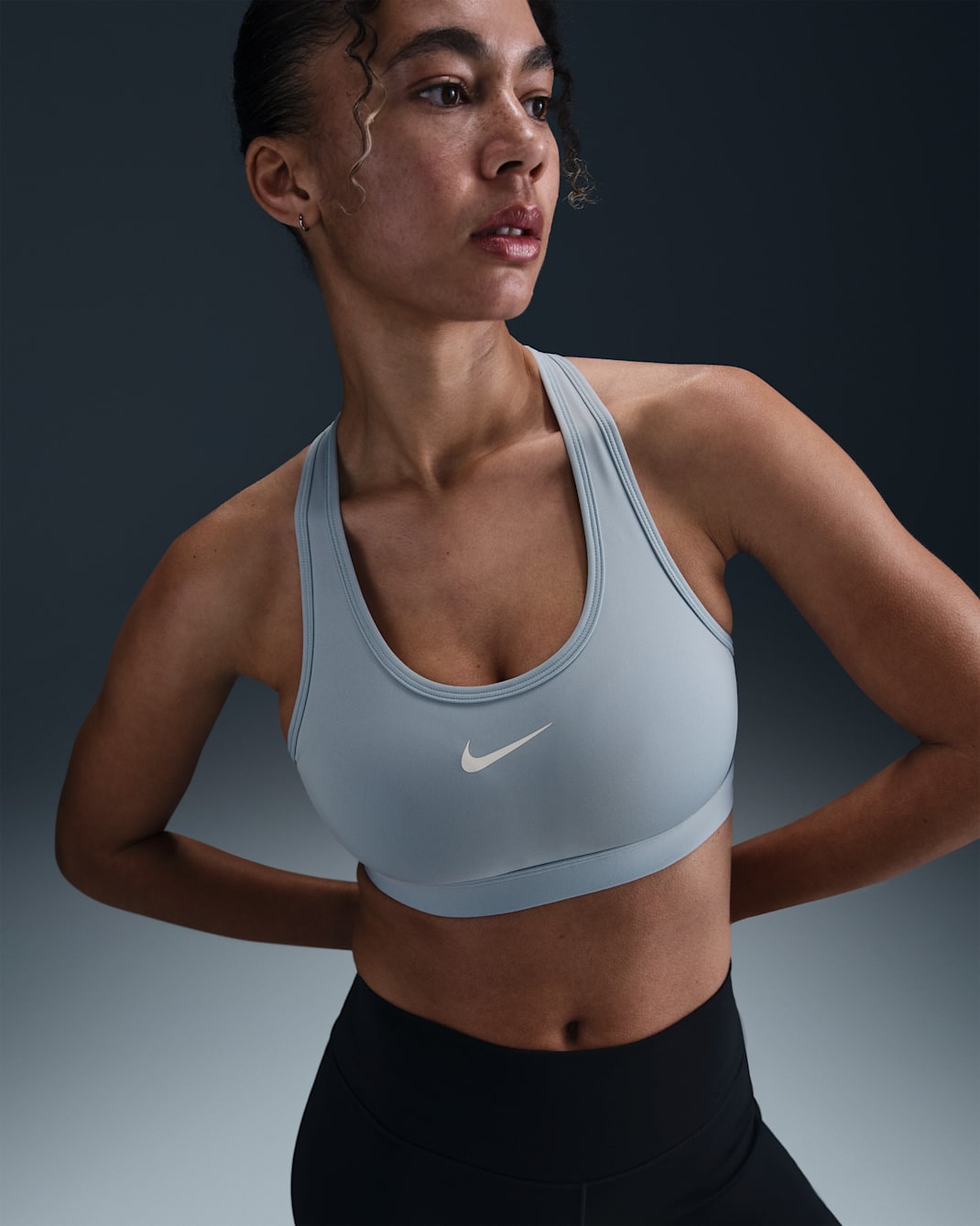 Bra deportivo con almohadilla de media sujeción para mujer Nike Swoosh - Azul militar claro/Azul militar claro/Blanco