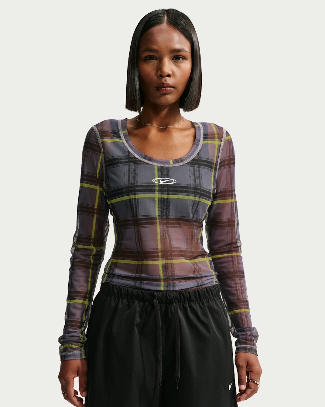 Playera de manga larga de malla con diseño a cuadros de ajuste slim para mujer Nike Sportswear - Parrilla/Blanco