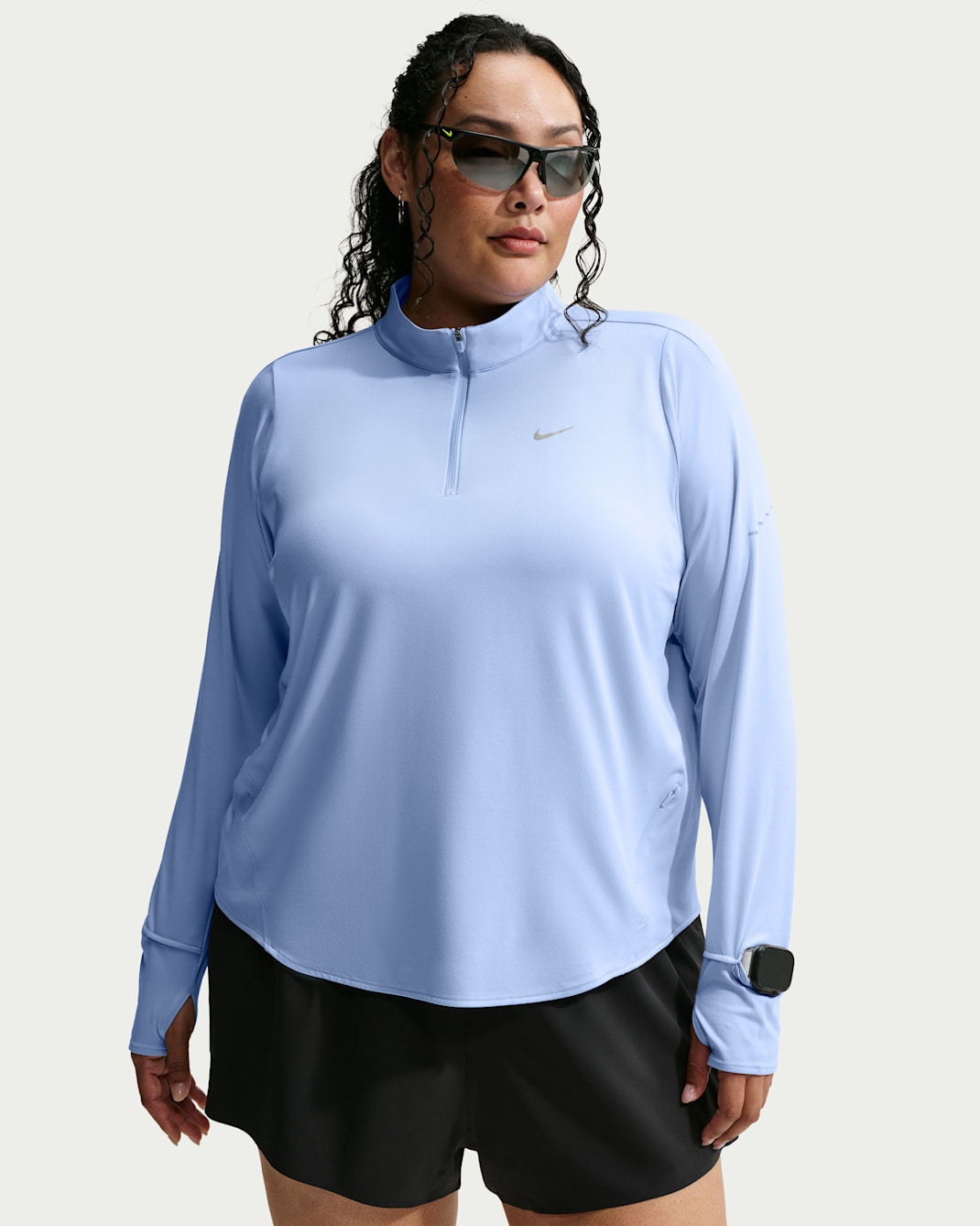 Playera de correr Dri-FIT UV de cierre de 1/4 para mujer (talla grande) Nike Swift - Aluminio