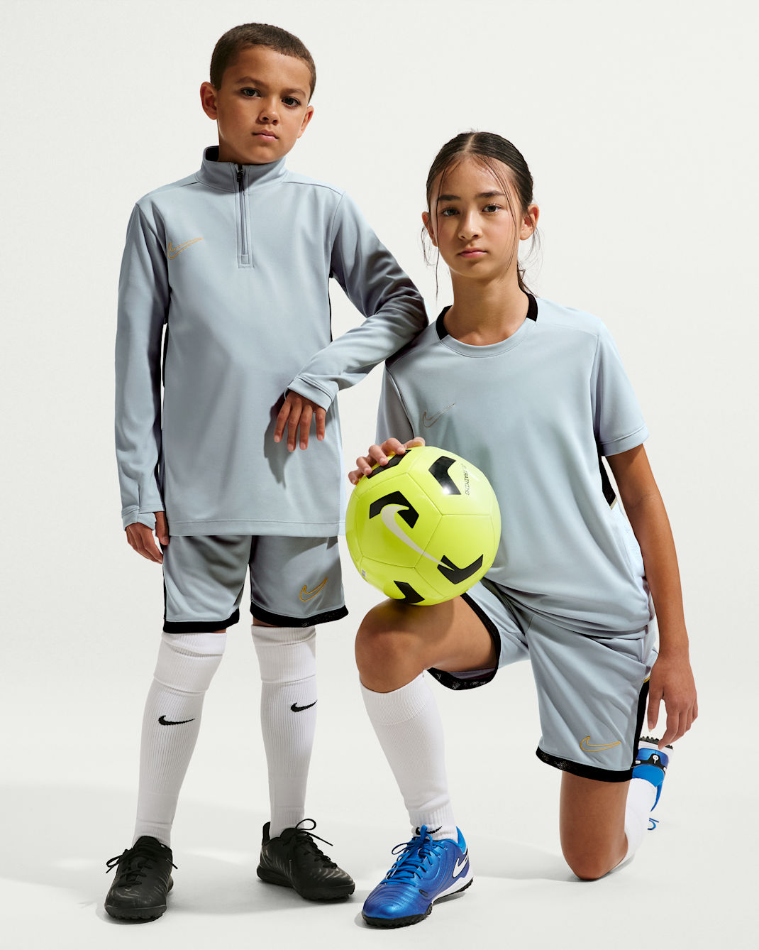 Shorts de fútbol de tejido Knit Dri-FIT para niños talla grande Nike Academy - Gris humo claro/Blanco/Negro/Oro metalizado