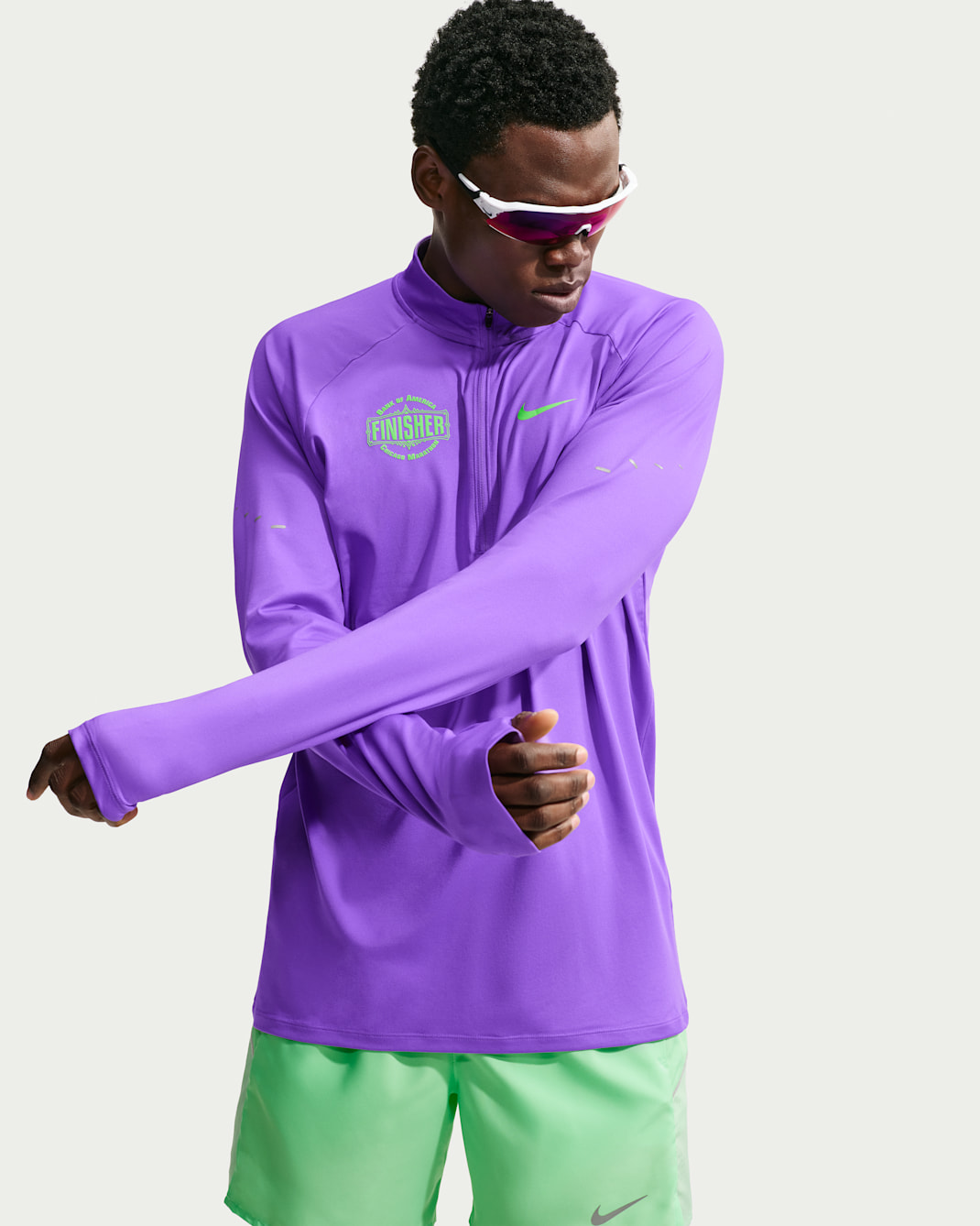 Playera de correr Nike Stride Dri-FIT de medio cierre para hombre - Uva acción/Verde strike