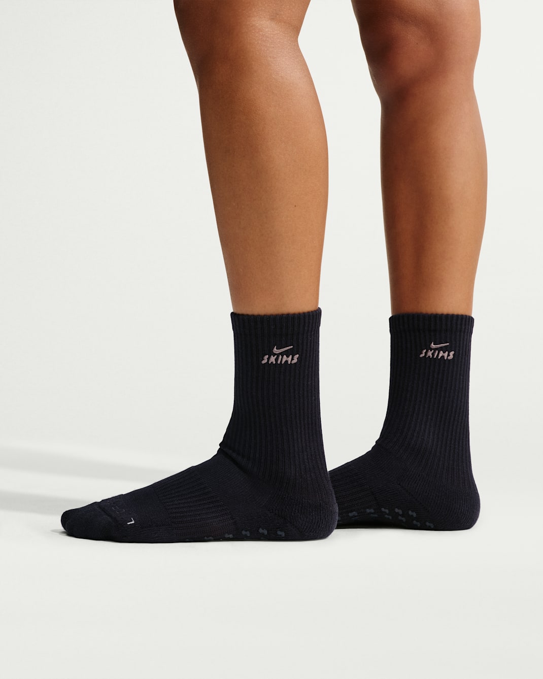 NikeSKIMS Dri-FIT Pilates Grip Crew Socks (1 Pair) - NSKM Obsidian/NSKM Armor/NSKM Armor