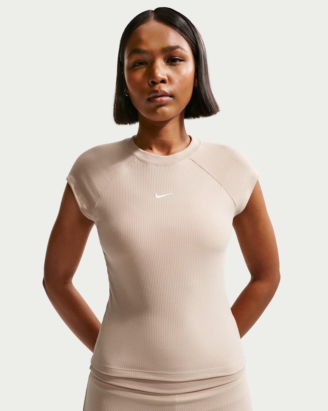 Kortärmad ribbstickad topp med tajt passform Nike Sportswear Chill Knit för kvinnor - Linen/Sail