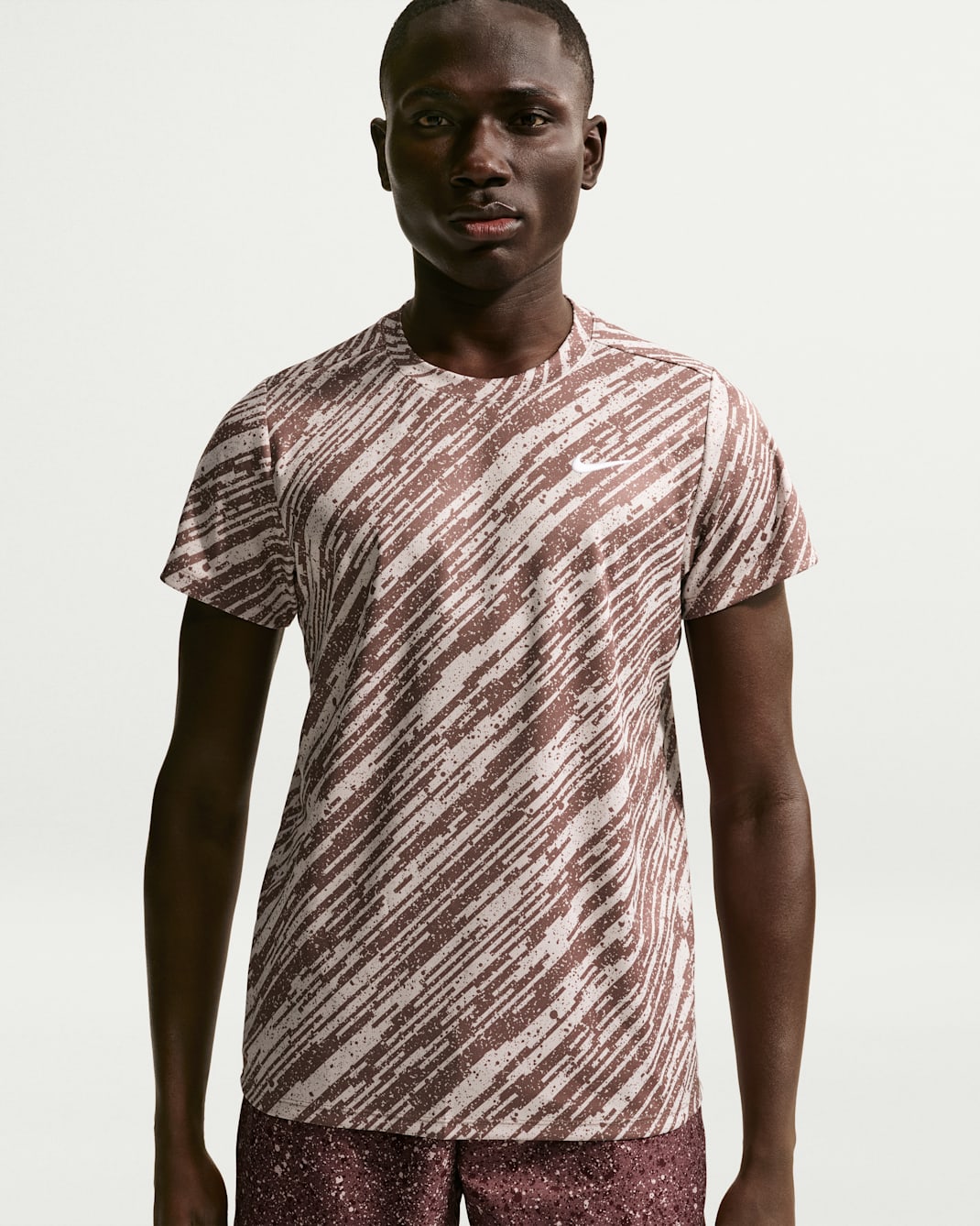 Playera de tenis Dri-FIT para hombre NikeCourt Victory - Violeta platino/Blanco