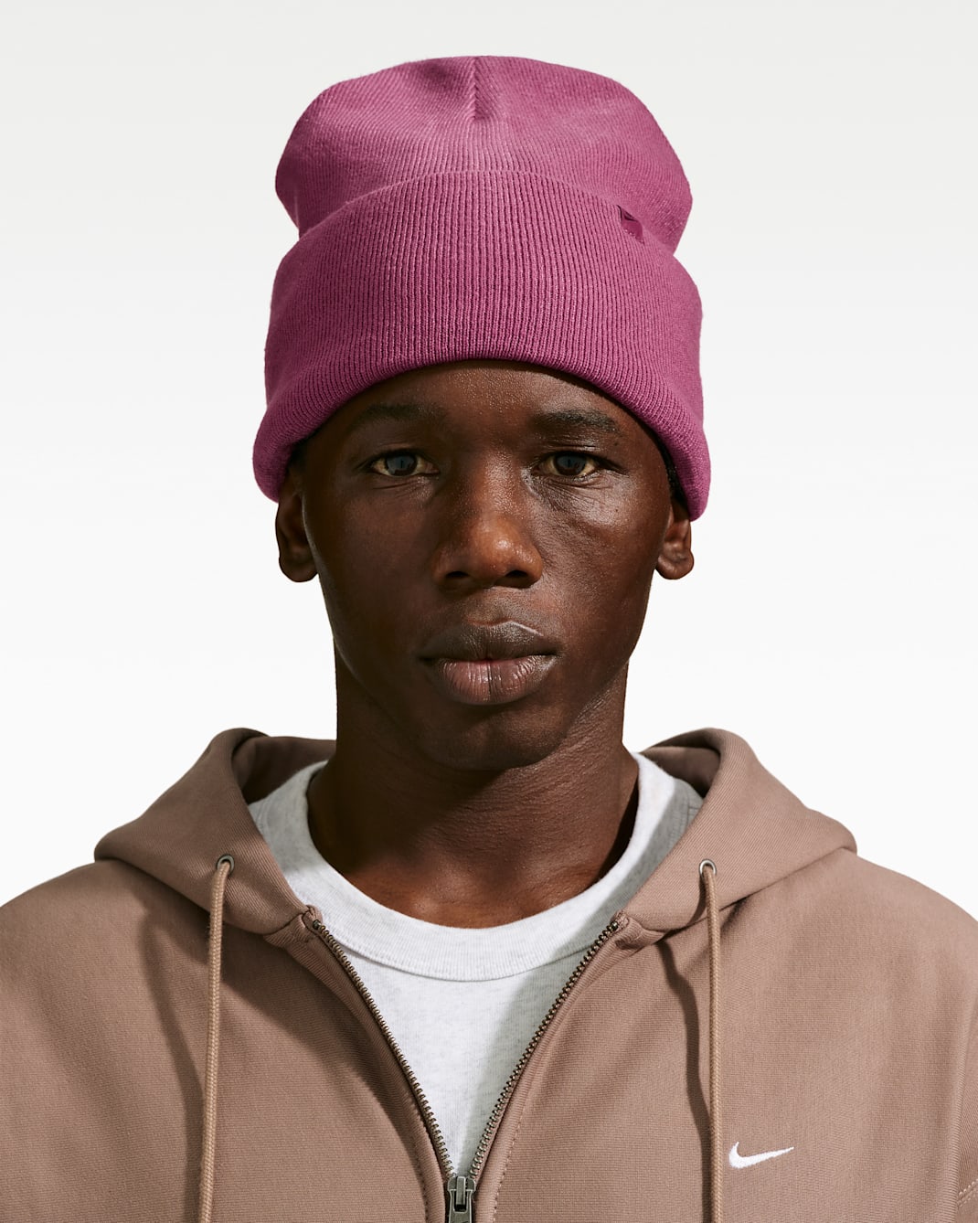 Gorro con forro de satén y dobladillo alto Nike Peak - Rosa humo/Blanco