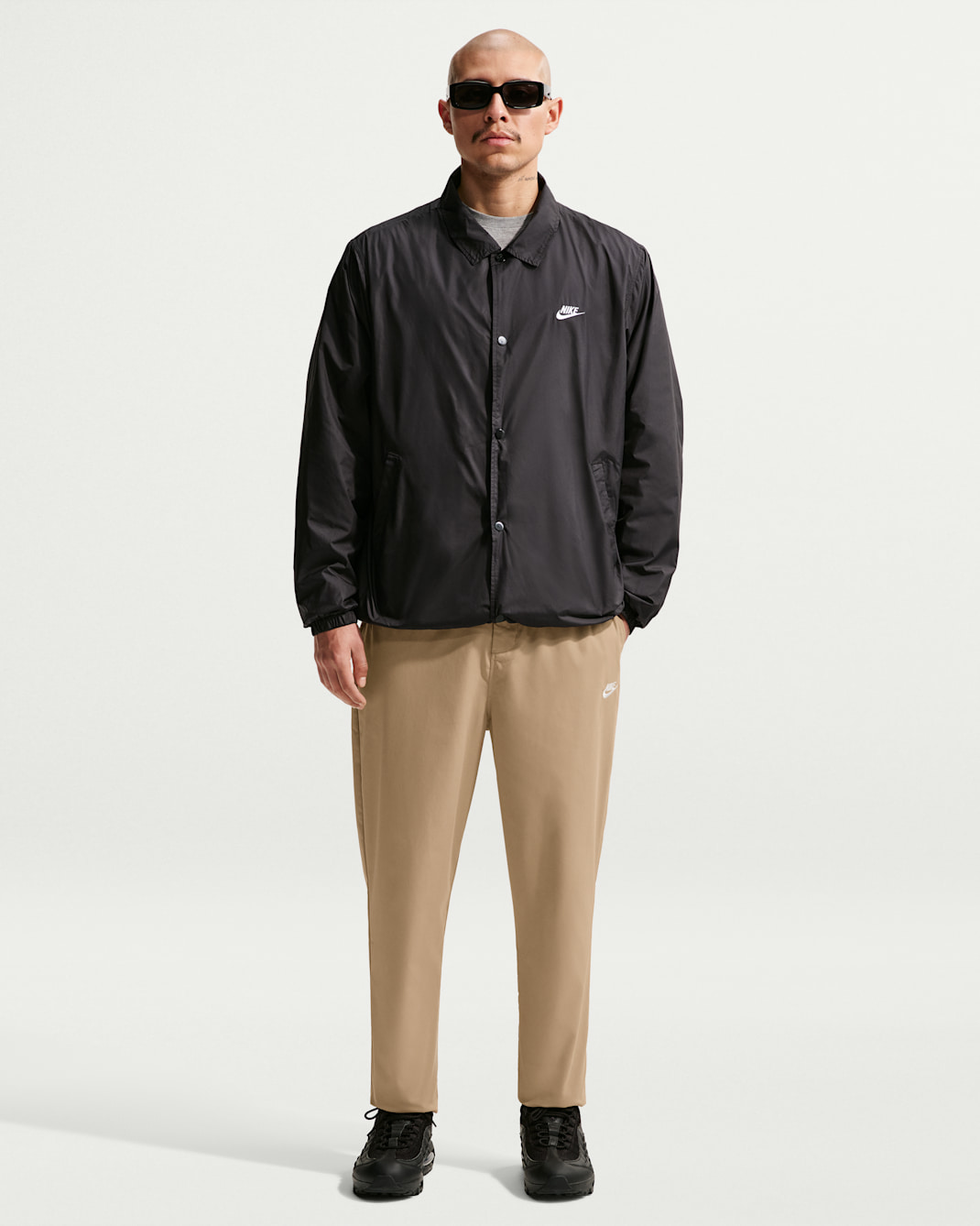 Vävda byxor Nike Club i avsmalnande modell för män - Parachute Beige/Vit