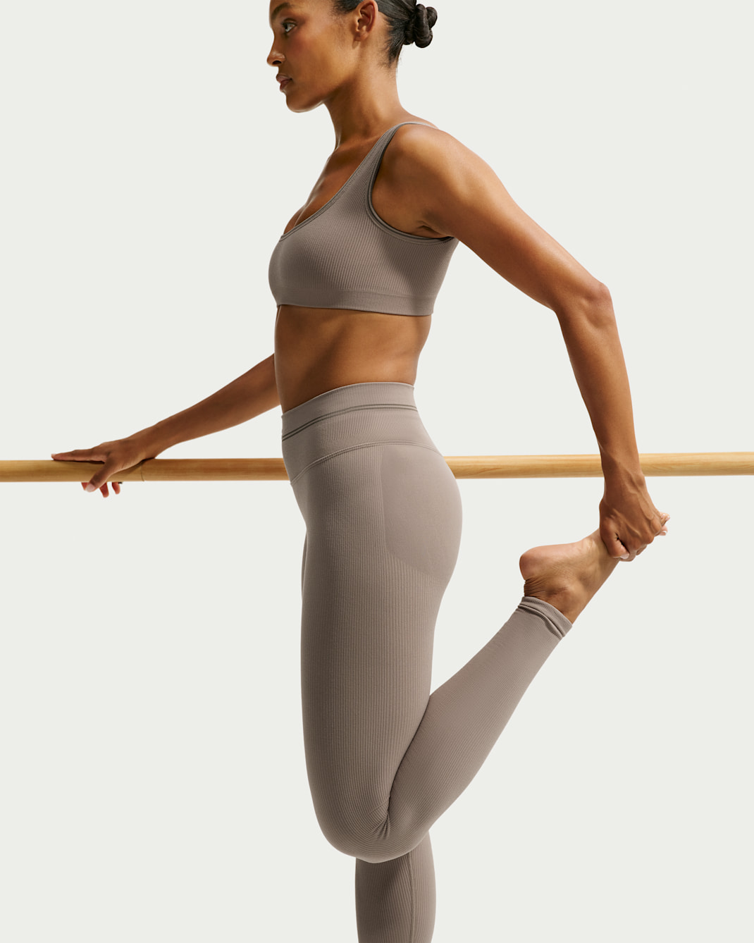 NikeSKIMS Ribbed Seamless Women's High-Waisted 26" Leggings