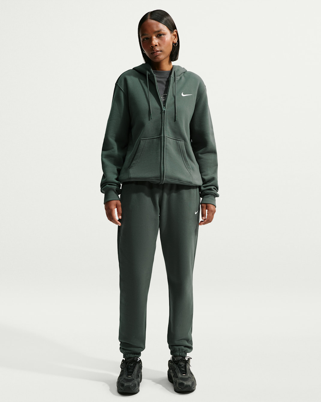 Nike Studio Fleece mellomtykk bukse med middels høy midje og mansjetter til dame - Camo Green/Sail