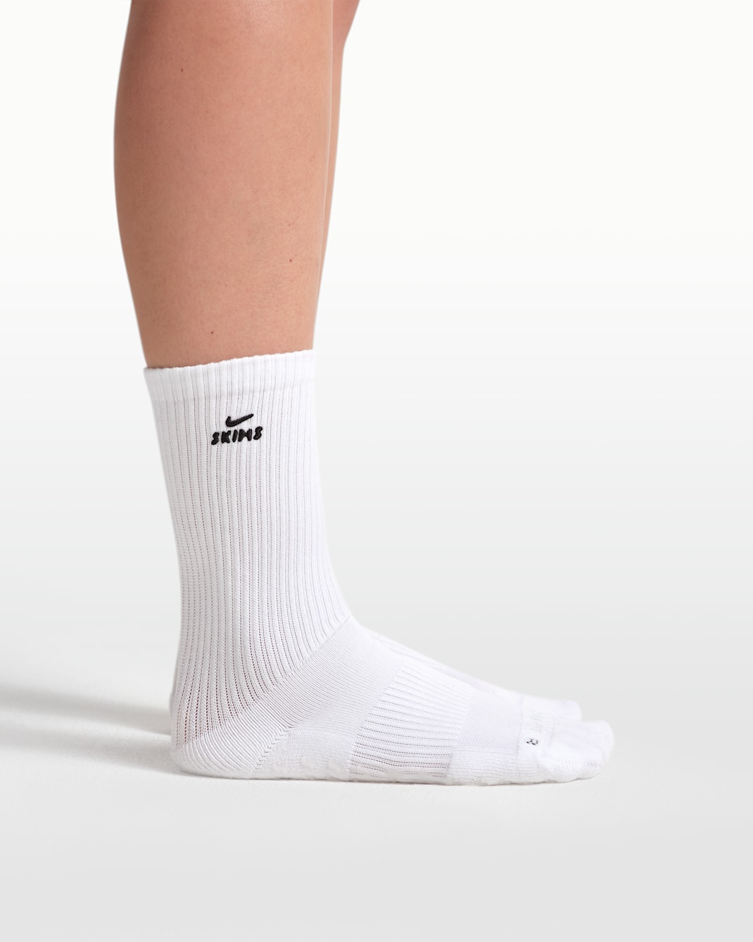 NikeSKIMS Women's Dri-FIT Pilates Grip Crew Socks (1 Pair) - NSKM SNOW/NSKM OBSIDIAN
