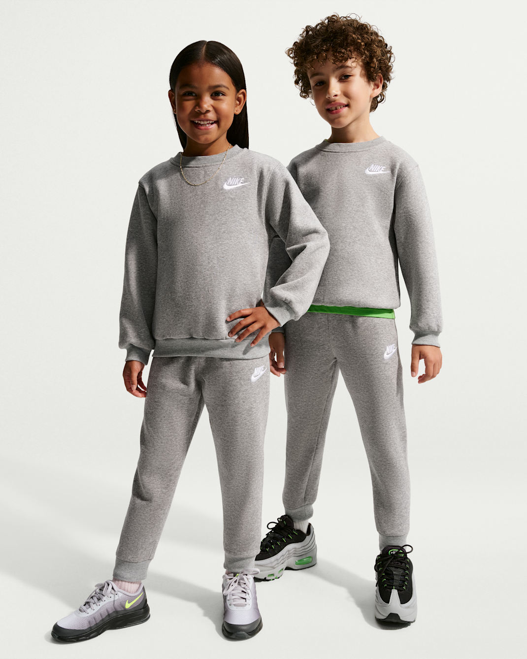 Ensemble deux pièces avec haut à col ras-du-cou Nike pour enfant - Dark Grey Heather/Blanc