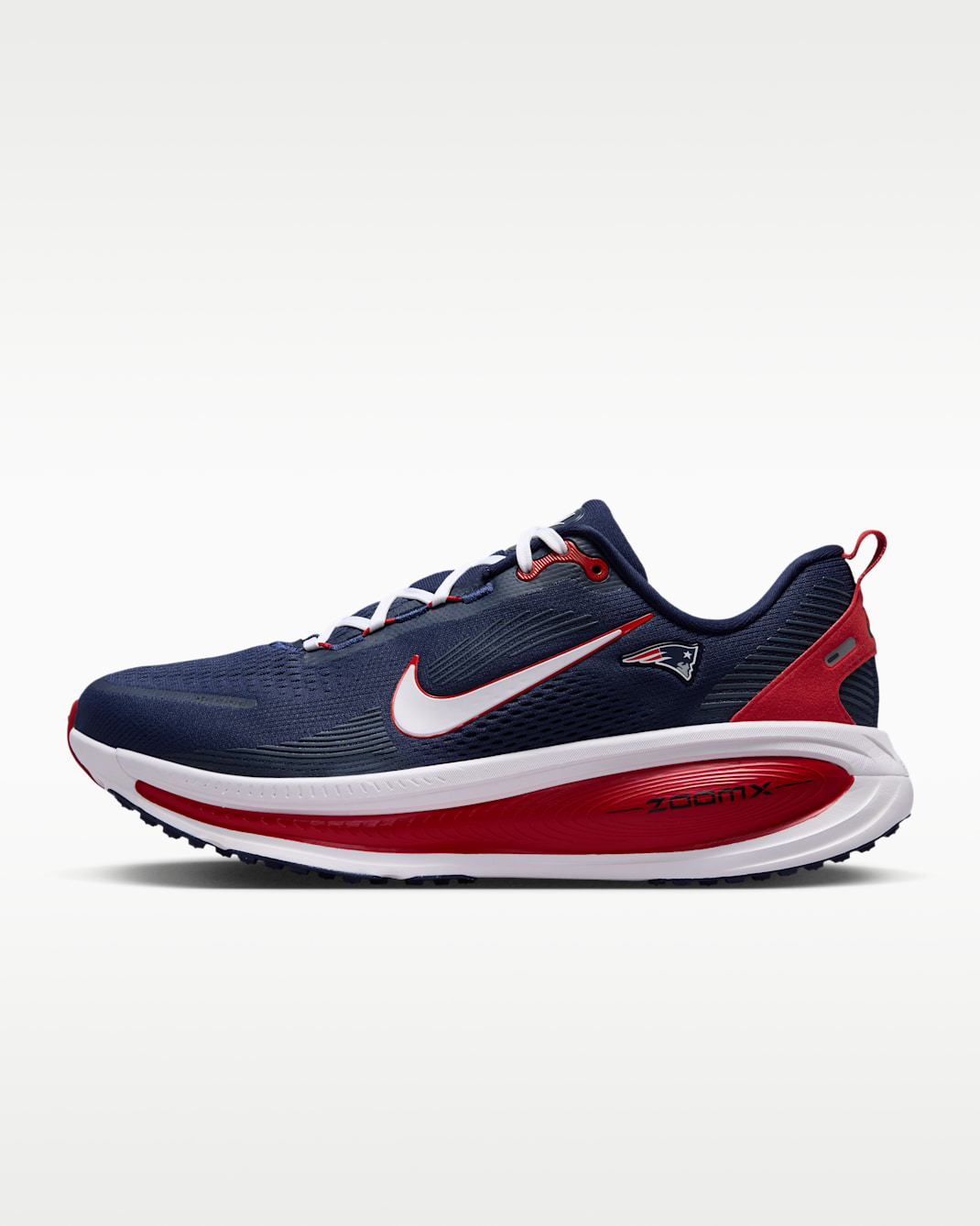 Tenis de correr en pavimento de la NFL para hombre Nike Vomero 18 (New England Patriots) - Azul marino universitario/Rojo universitario/Blanco