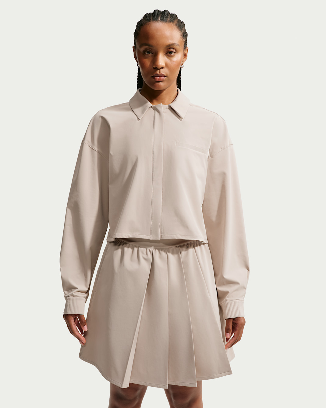 Kort Nike 24.7 PerfectStretch Dri-FIT-trøje med UV-beskyttelse og lange ærmer til kvinder - Cream II/College Grey
