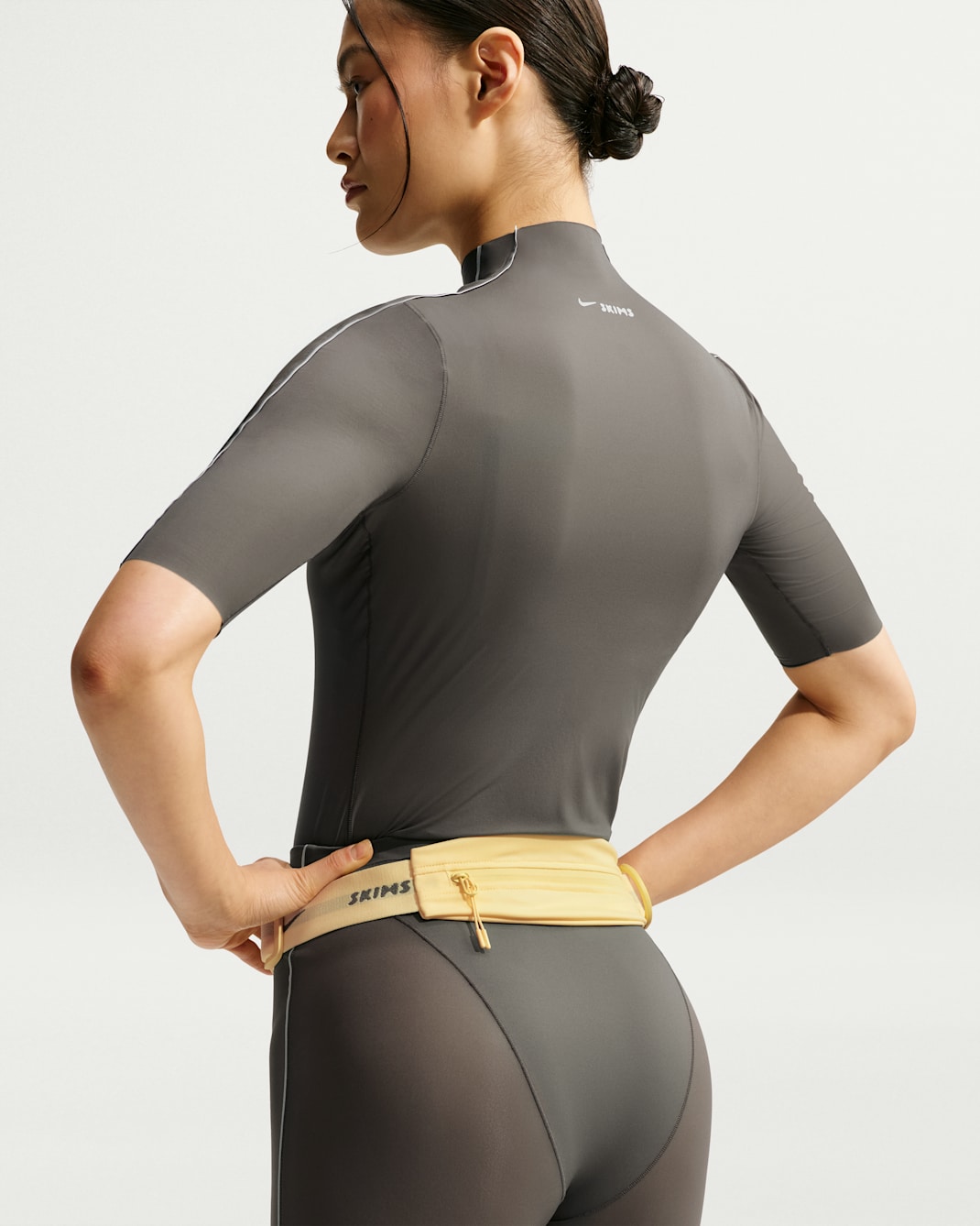 Cangurera para mujer NikeSKIMS - Amarillo bicicleta/Plata