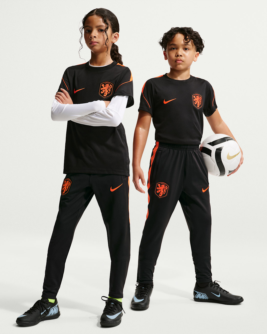 Netherlands Strike Older Kids' Nike Dri-FIT Football Knit Pants - Black/Hyper Crimson/Hyper Crimson