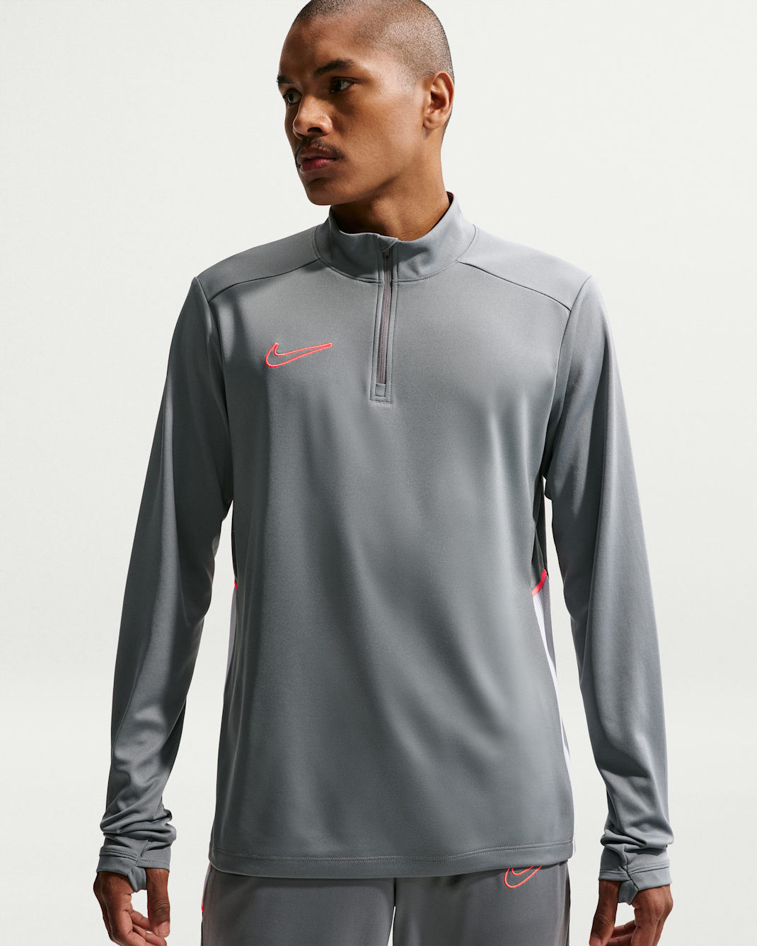 Playera de entrenamiento de fútbol Dri-FIT para hombre Nike Academy - Gris humo/Blanco/Ponche cálido/Ponche cálido