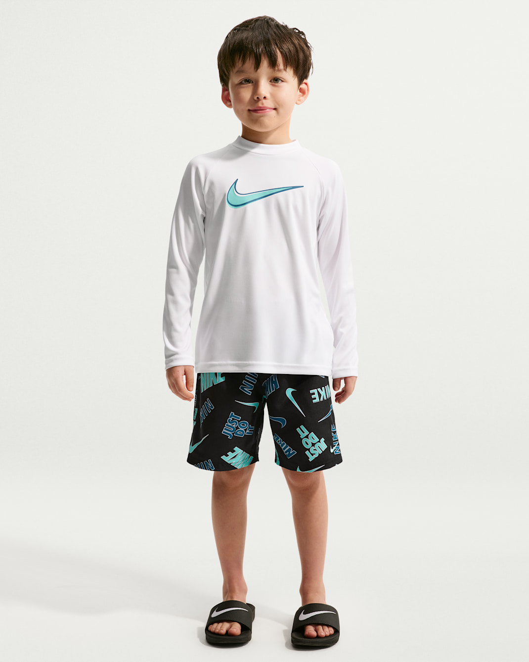 Shorts de playa o alberca con forro de ropa interior de 13 cm para niño talla pequeña Nike Swim Breaker Logo Tape - Negro/Negro/Polvo fotón/Turquesa desteñido
