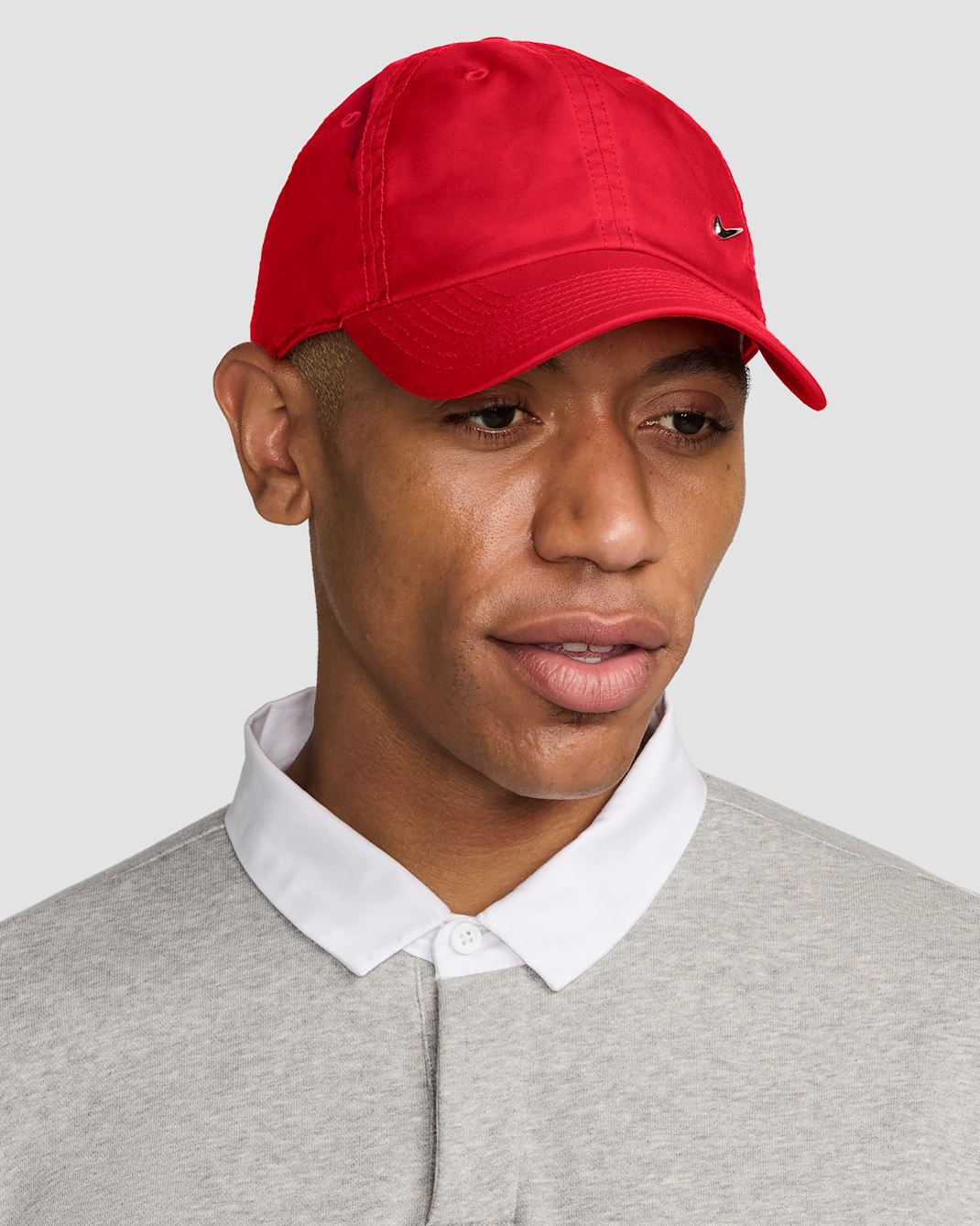 Nike Dri-FIT Club ongestructureerde pet met metalen Swoosh - University Red/Metallic Silver