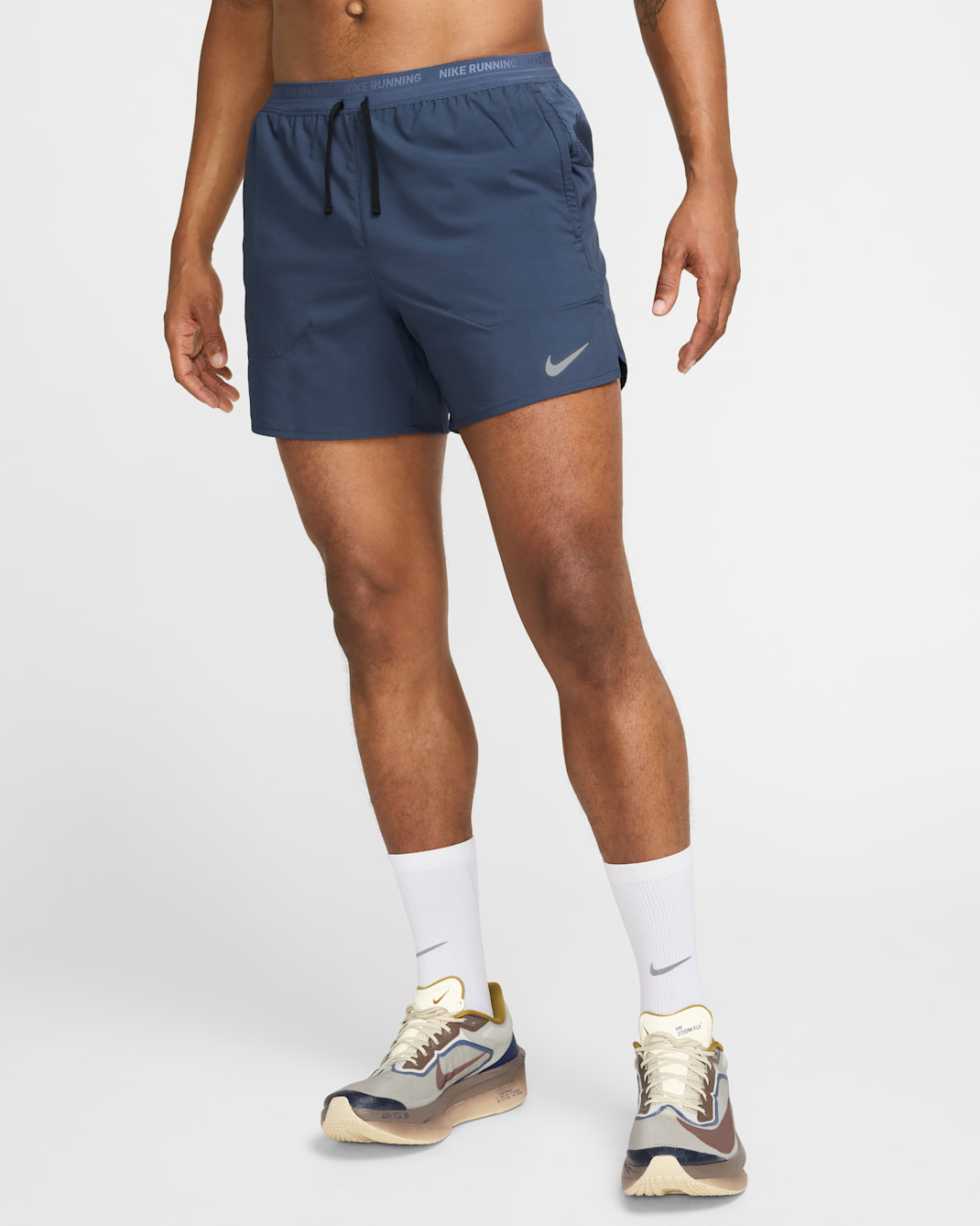 Shorts de correr Dri-FIT de 13 cm con forro de ropa interior para hombre Nike Stride - Trueno azul/Negro