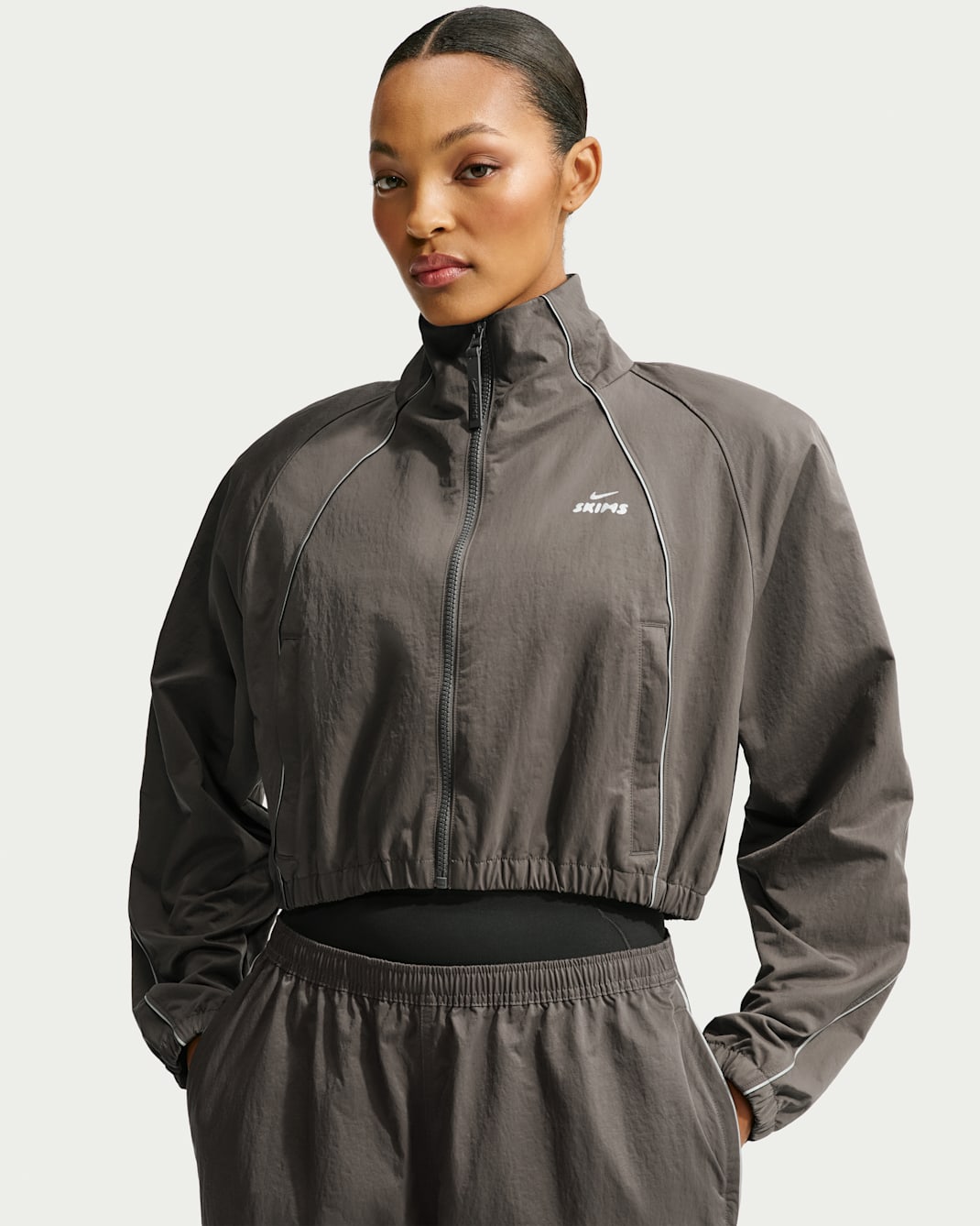 NikeSKIMS Crunchy avkortet damejakke i nylon - NSKM Boulder