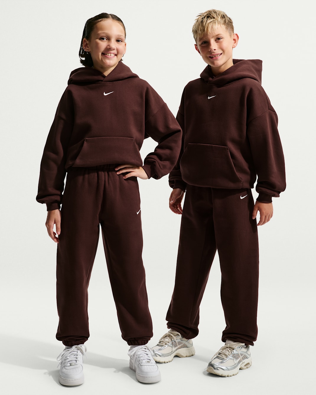 Pants de tejido Fleece con dobladillo para niños Nike Solo Swoosh - Dátil místico/Vela