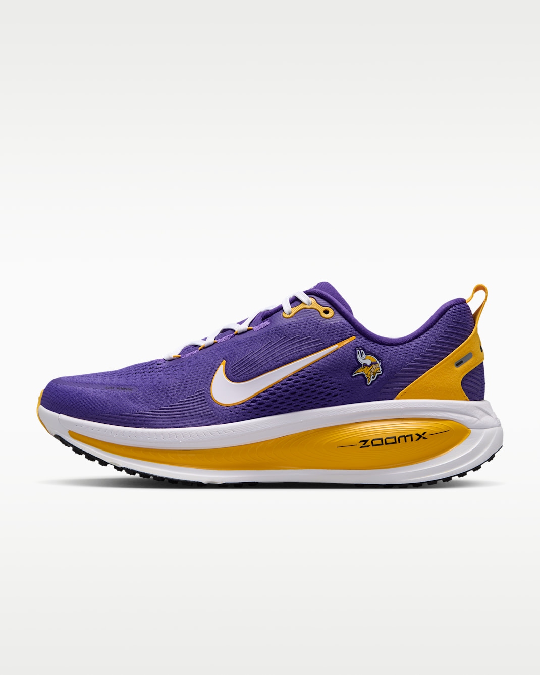Tenis de correr en pavimento de la NFL para hombre Nike Vomero 18 (Minnesota Vikings) - Morado cancha/Oro/Blanco