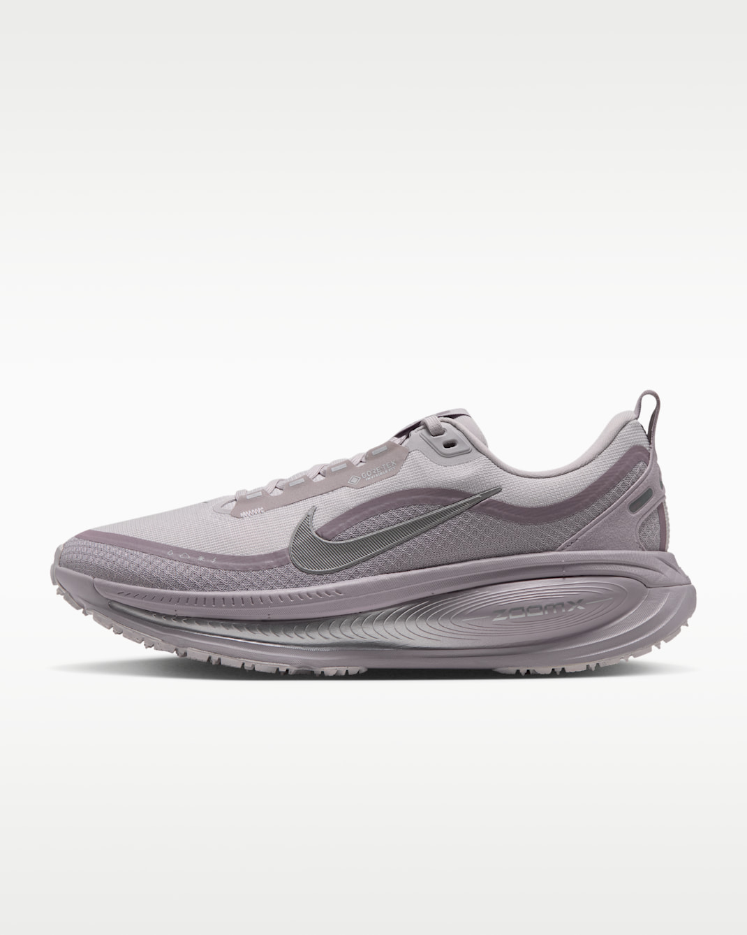 Nike Vomero 18 GORE-TEX Wasserdichter Straßenlaufschuh mit reflektierenden Designakzenten (Damen) - Vast Grey/Silver Lilac/Metallic Silver