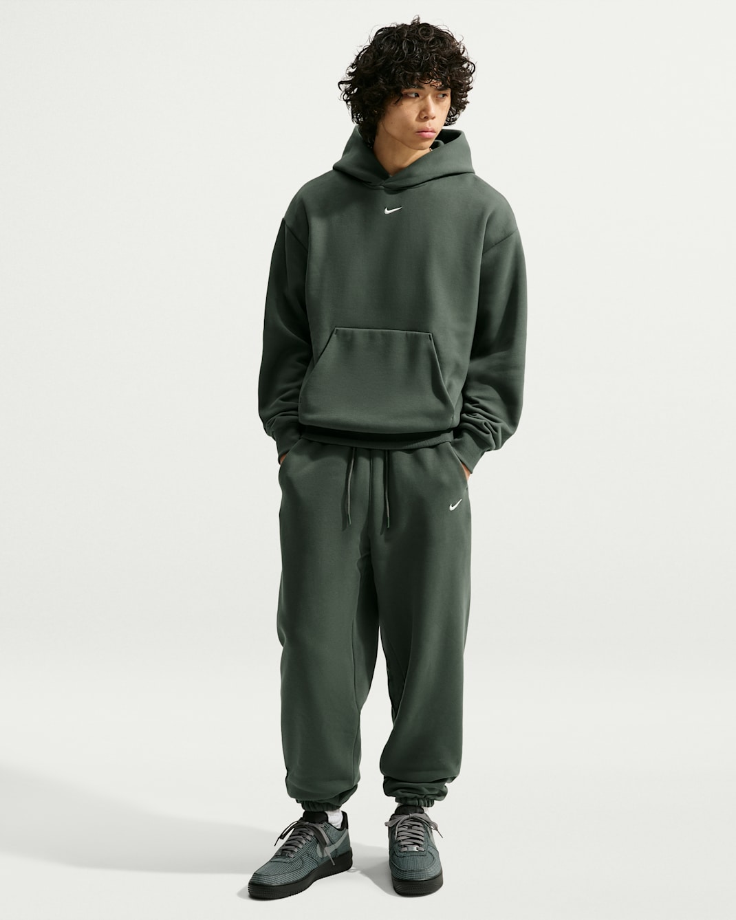 Nike Solo Fleece Men's Cuffed Trousers - Camo Green/Sail