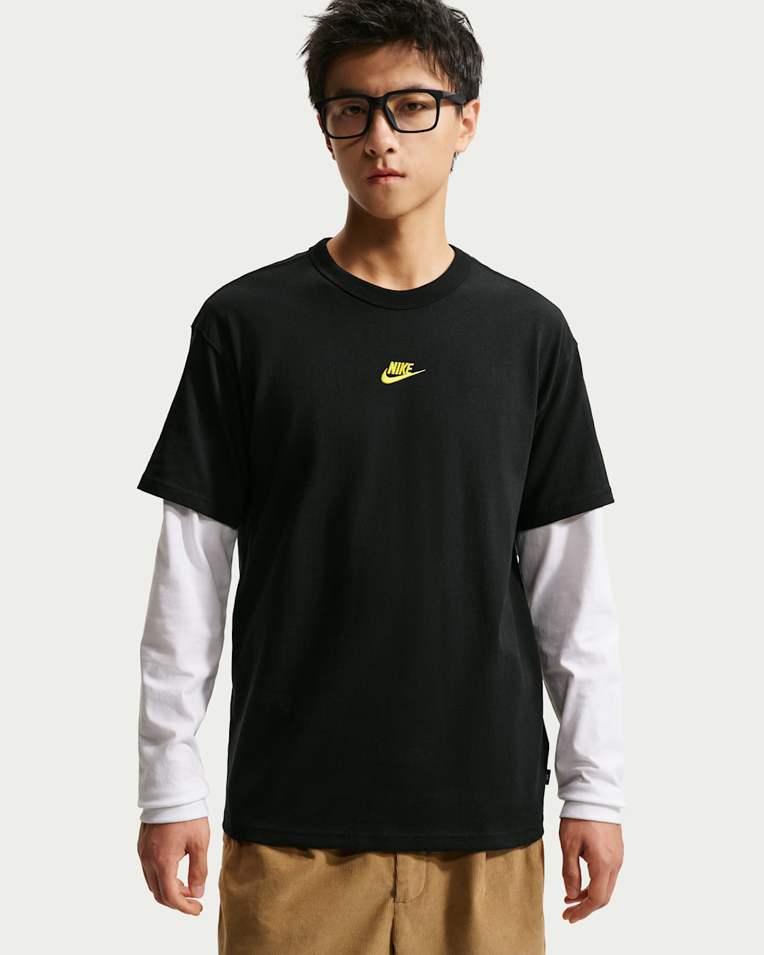 เสื้อยืดผู้ชาย Nike Sportswear Premium Essentials - ดำ/Chrome Yellow