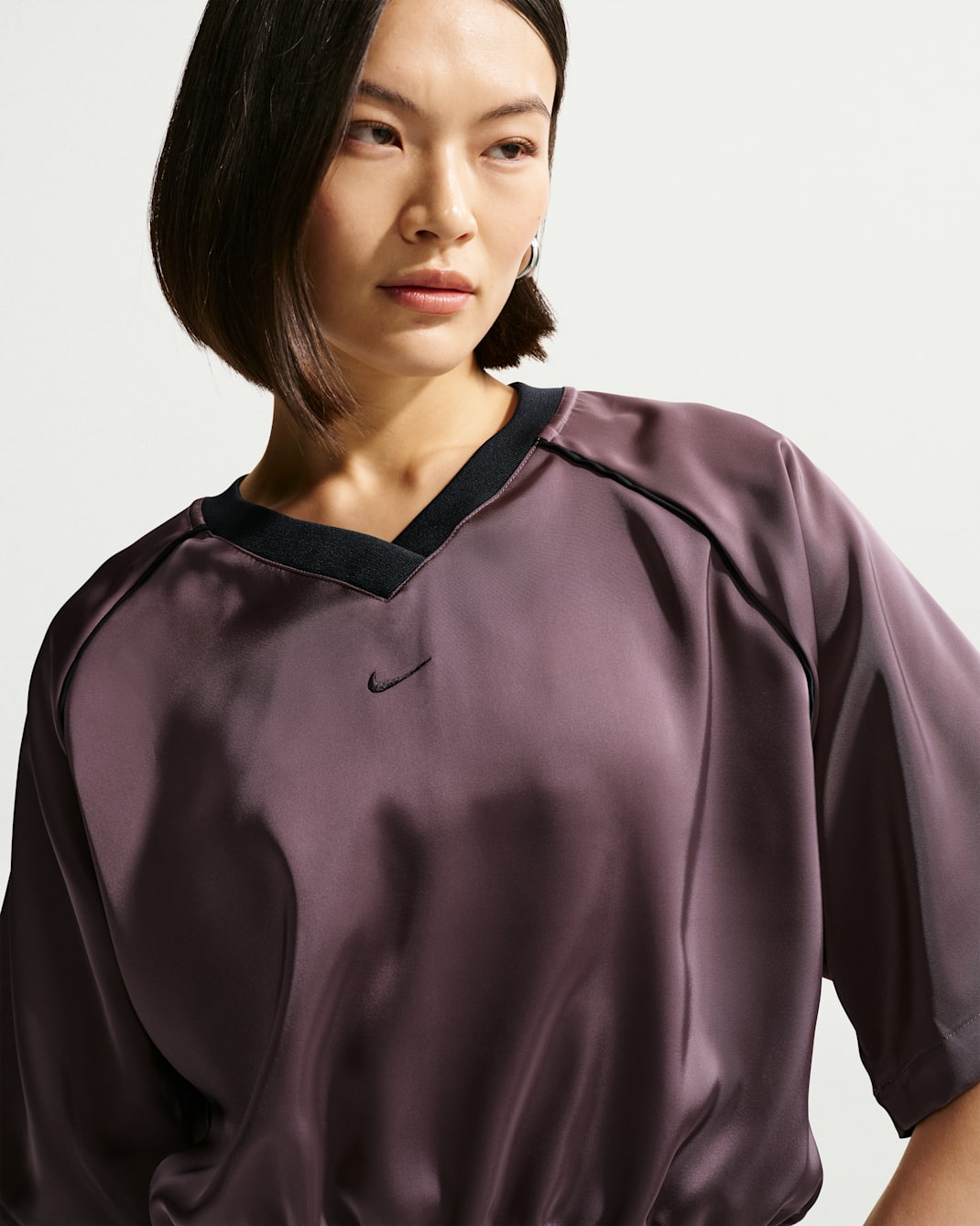 나이키 스포츠웨어 여성 오버사이즈 새틴 탑 - 타투/블랙