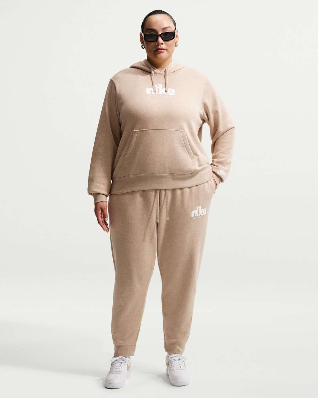 Nike Sportswear Club Fleece Women's Graphic Mid-Rise Pants (Plus Size) - Linen/Heather/White