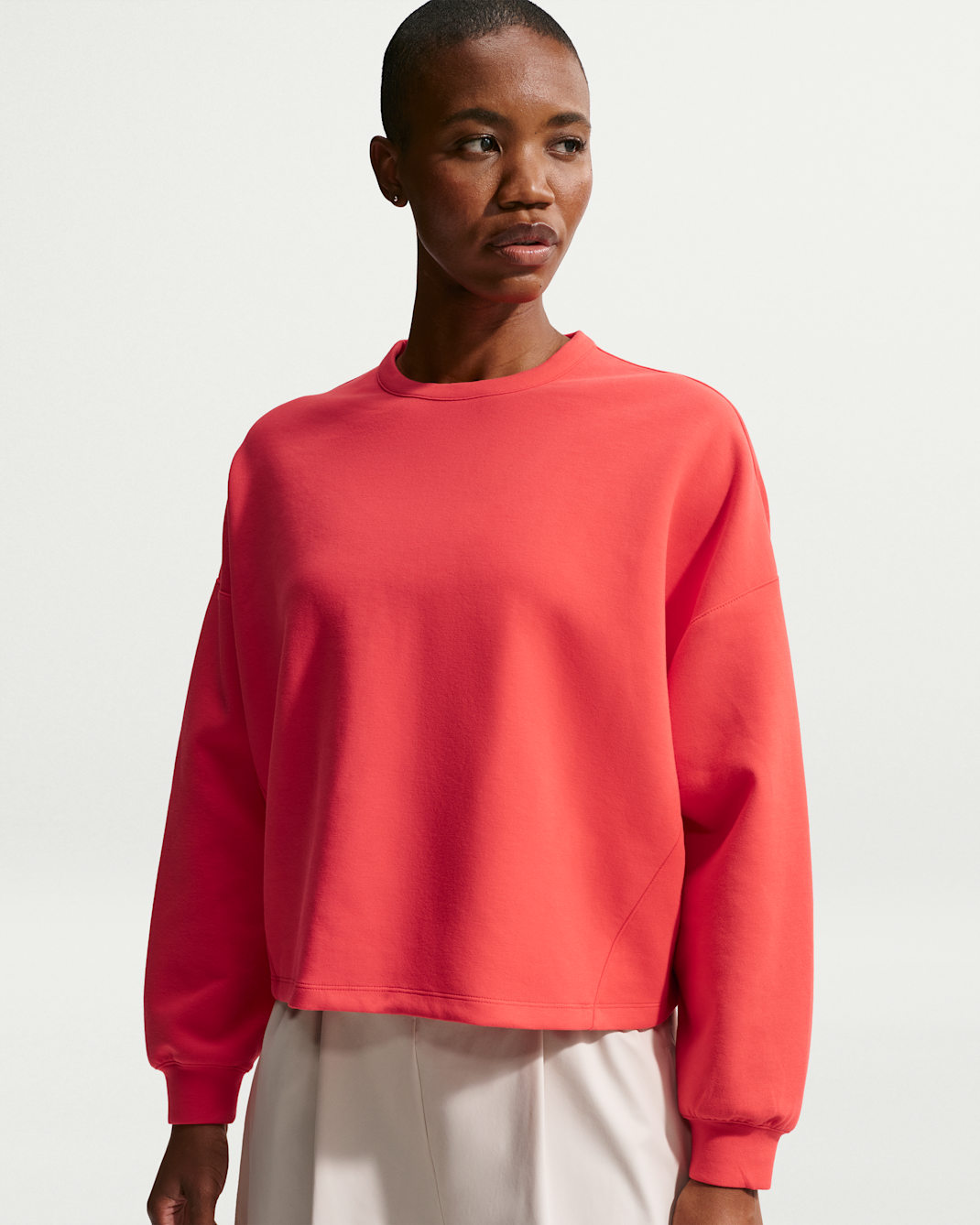 Playera Dri-FIT oversized de cuello redondo para mujer Nike 24.7 ImpossiblySoft - Carmesí claro/Rojo universitario