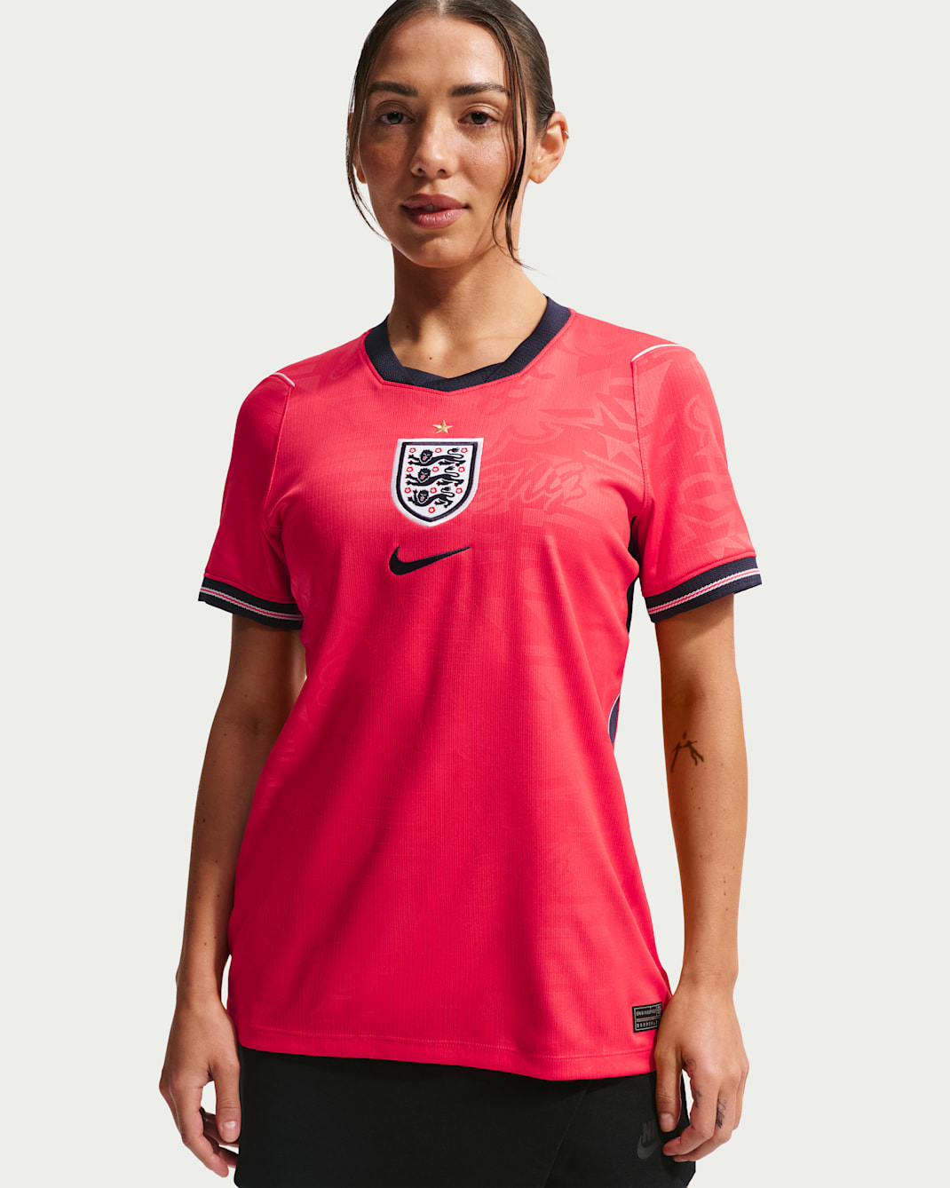 England 2026 Stadium Nike Dri-FIT Replica-fotballdrakt til dame (bortedrakt) - Speed Red/Obsidian/Hvit/Obsidian