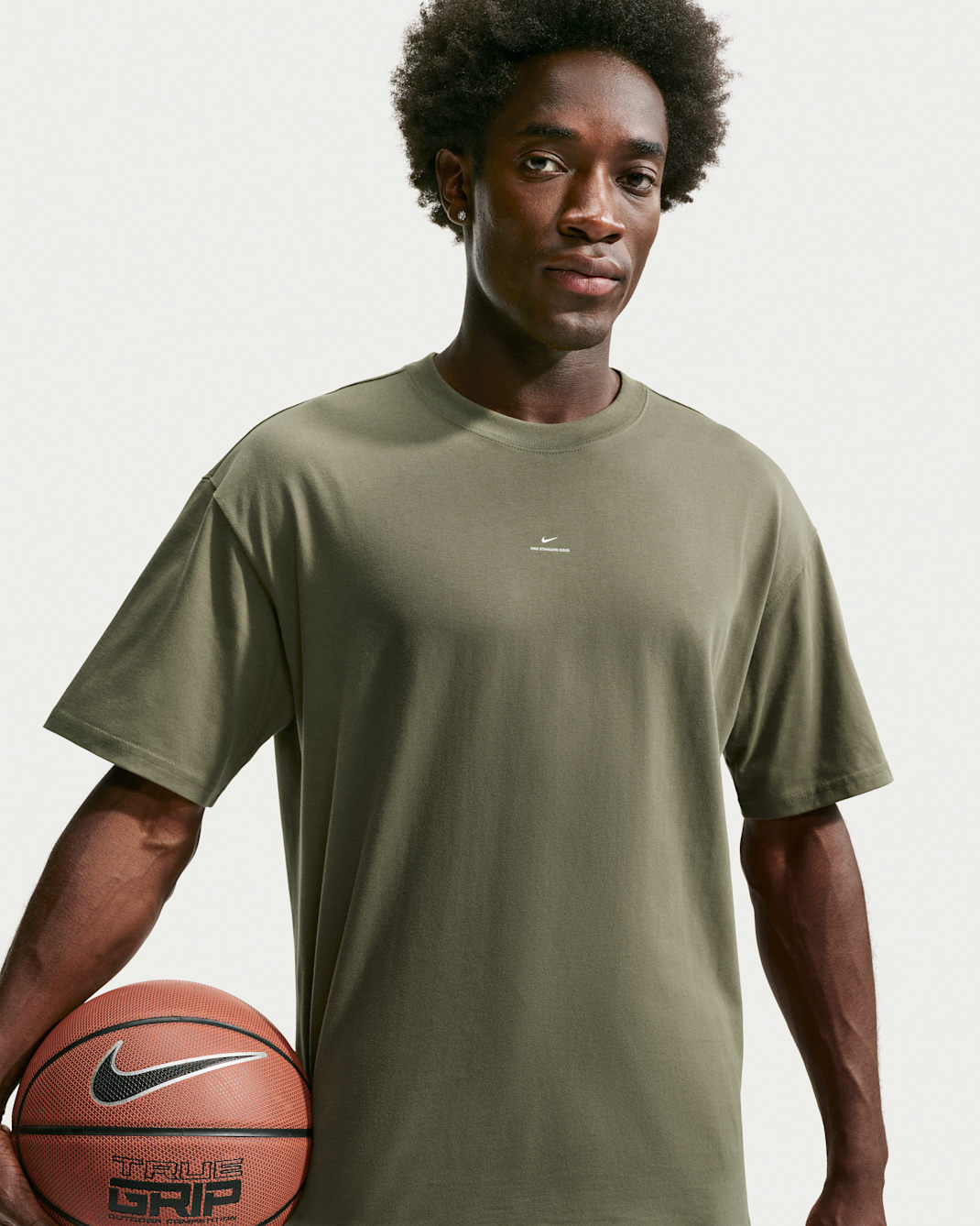 Nike Standard Issue Dri-FIT-basketball-T-shirt til mænd - Medium Olive/Pale Ivory