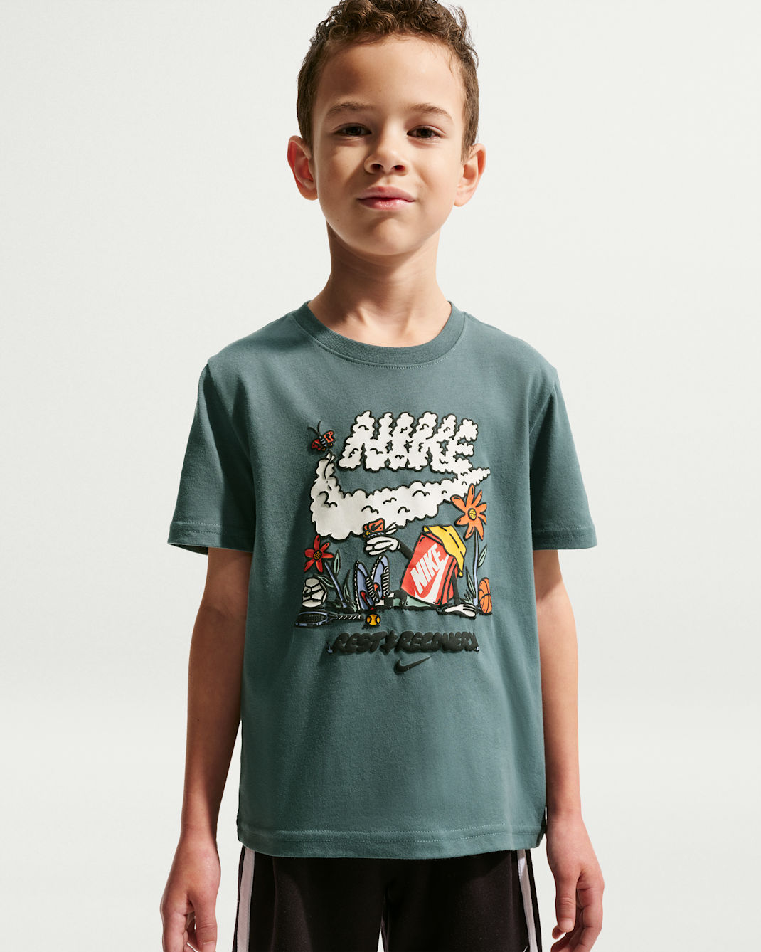 Playera para niños talla pequeña Nike "Rest And Recovery" - Pizarra mineral