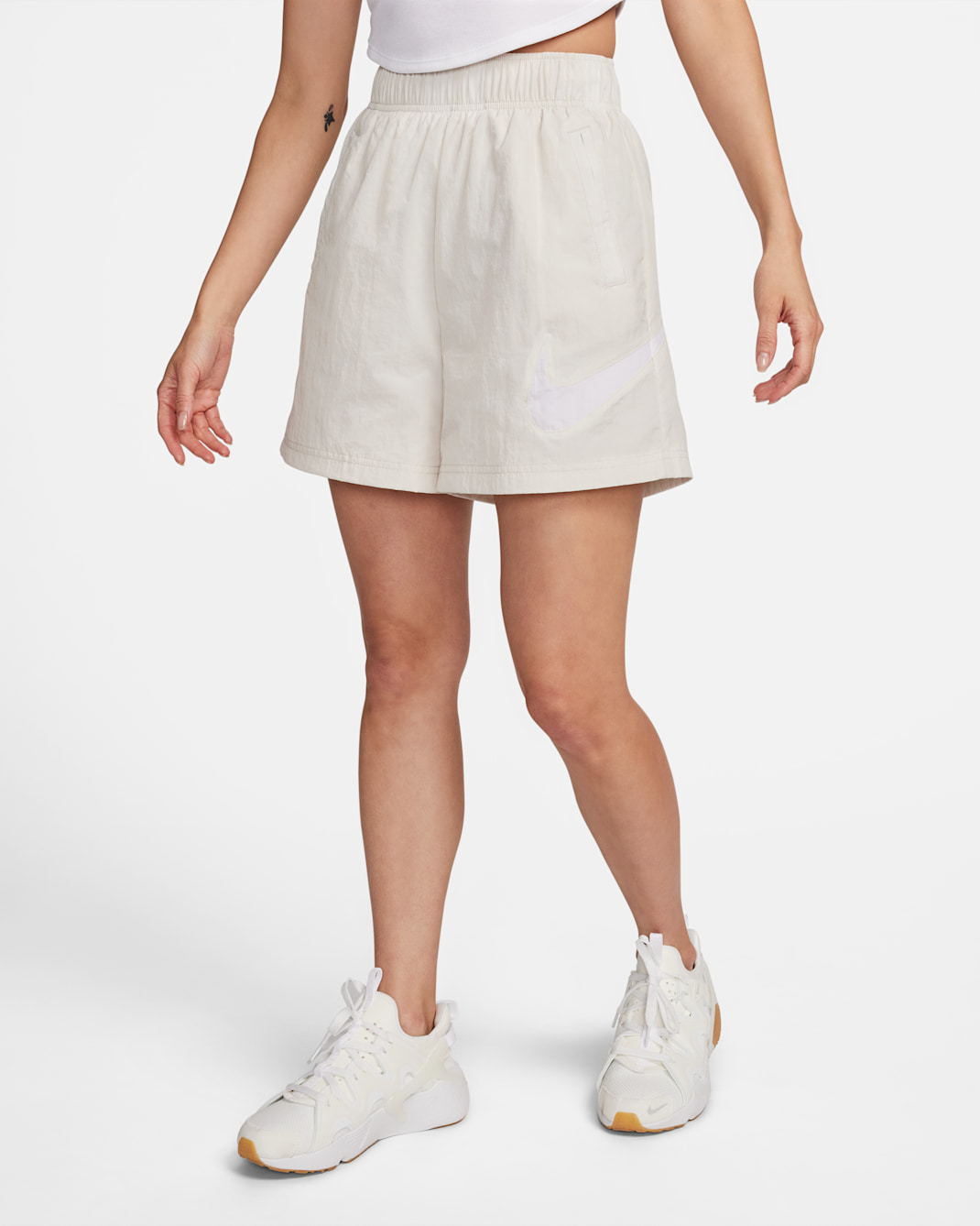 ナイキ スポーツウェア エッセンシャル ウィメンズ ハイライズ ウーブン ショートパンツ - ライトオールウッドブラウン/ホワイト