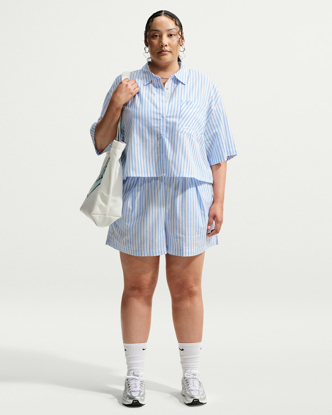 Nike Sportswear Chill Poplin Women's Loose Mid-Rise Striped Shorts (Plus Size) - Light Photo Blue/Hydrogen Blue/Summit White