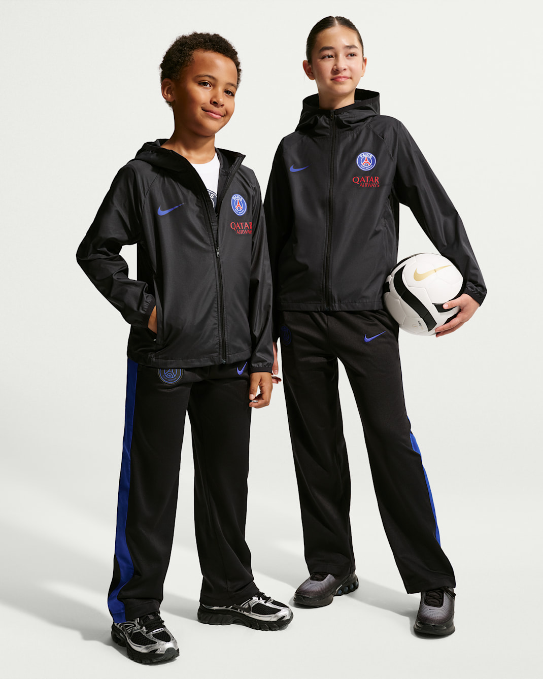 Paris Saint-Germain Academy Pro Older Kids' Nike Storm-FIT Football Hooded Rain Jacket - Black/Old Royal