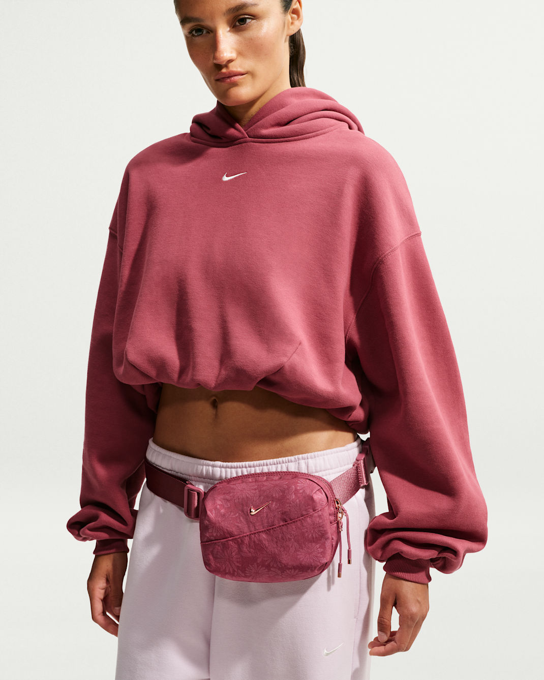 Nike Aura Hüfttasche mit Blumenmuster (2 l) - Pink Smoke/Pink Smoke/Rose Gold Barrel