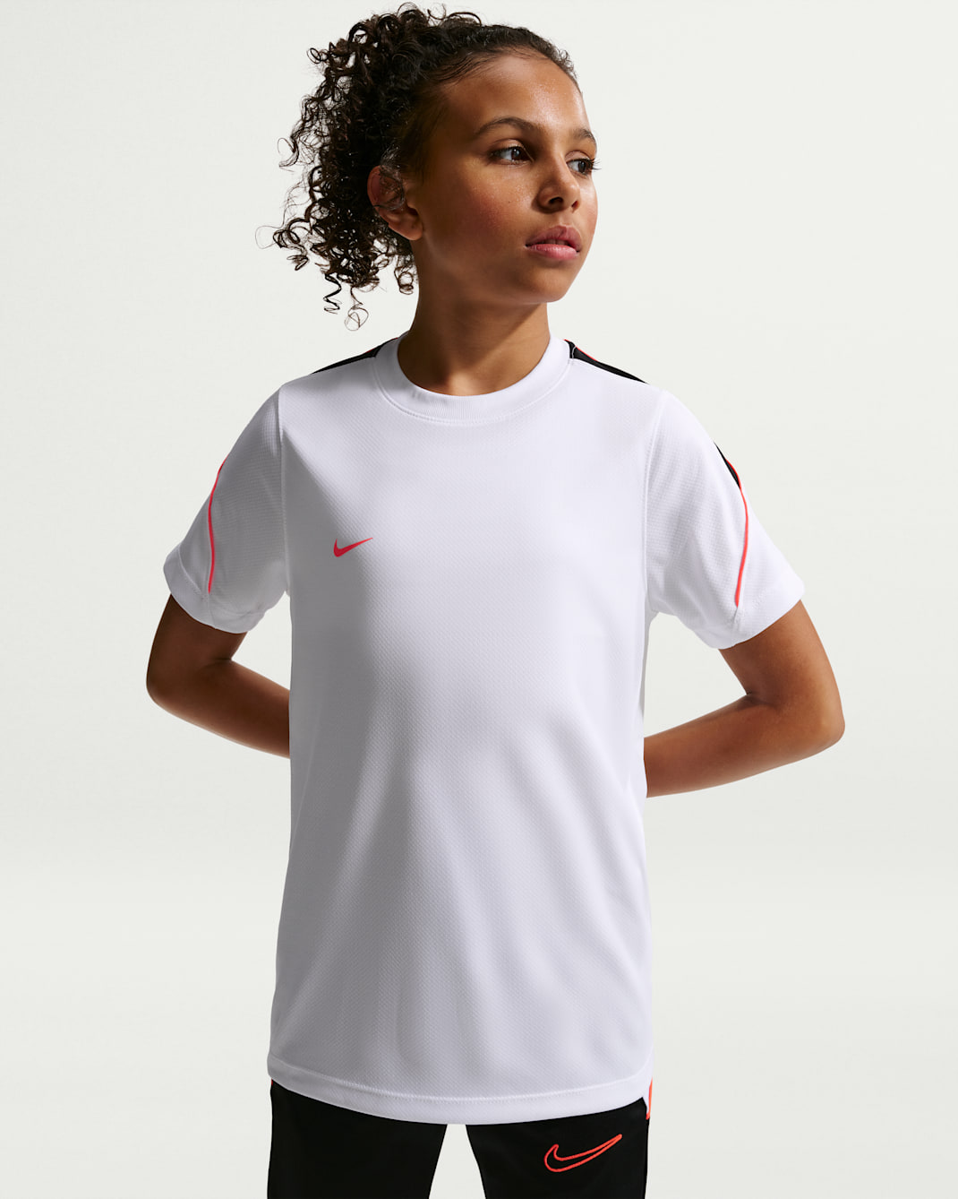 Haut de foot à manches courtes Dri-FIT Nike Strike pour ado - Blanc/Noir/Hot Punch/Hot Punch