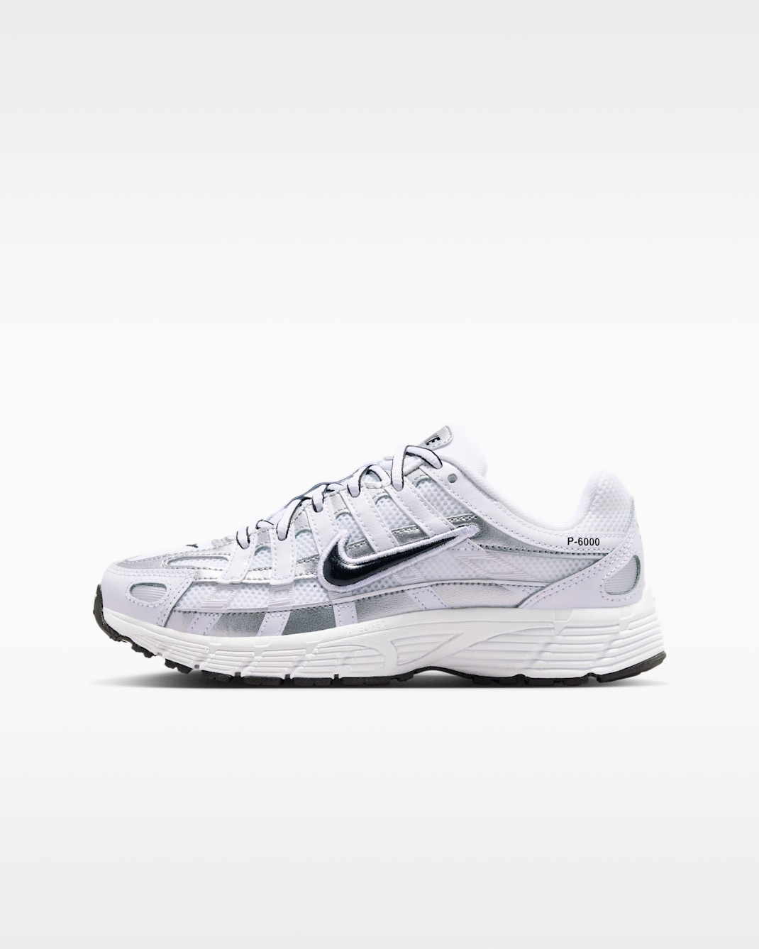 Sapatilhas Nike P-6000 Júnior - Branco/Prateado metalizado/Preto
