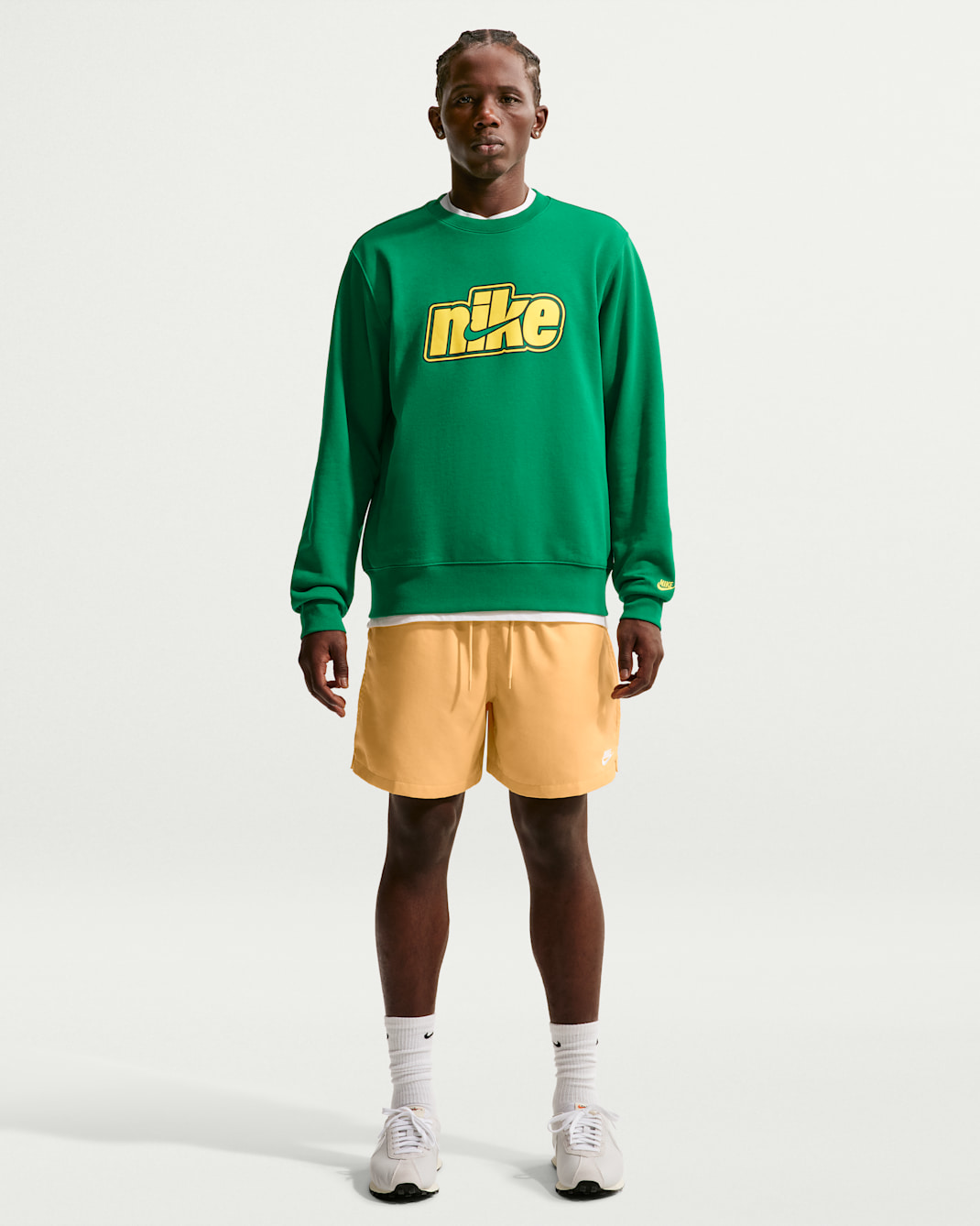 Męskie luźne spodenki z tkaniny Nike Club - Topaz Gold/Biel