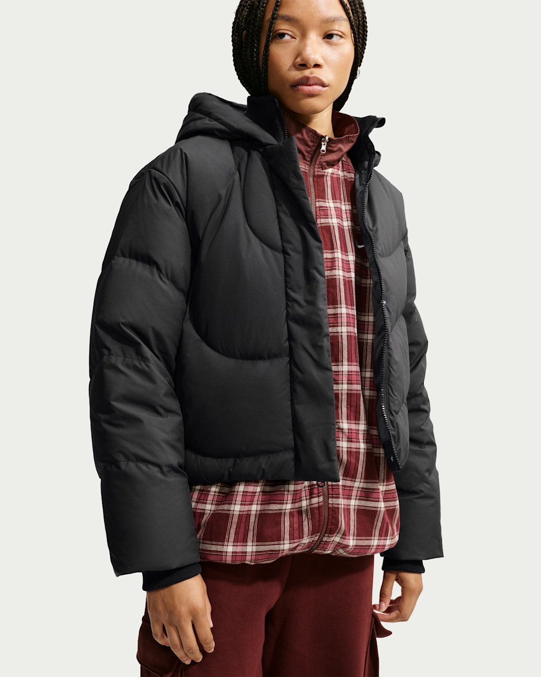 Nike Sportswear Swoosh Series Storm-FIT Daunenjacke mit Kapuze und weiter Passform (Damen) - Schwarz/Iron Grey/Schwarz