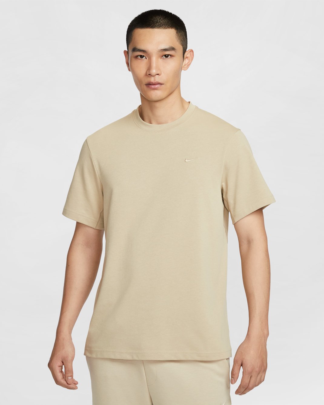 Nike Dri-FIT Primary 男款訓練 T 恤 - 沙漠卡其色/沙漠卡其色