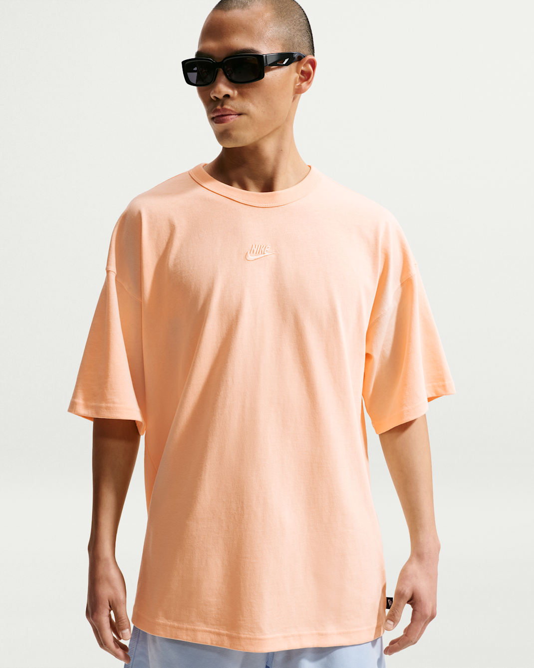 나이키 스포츠웨어 프리미엄 에센셜 남성 오버사이즈 티셔츠 - 아이스 피치