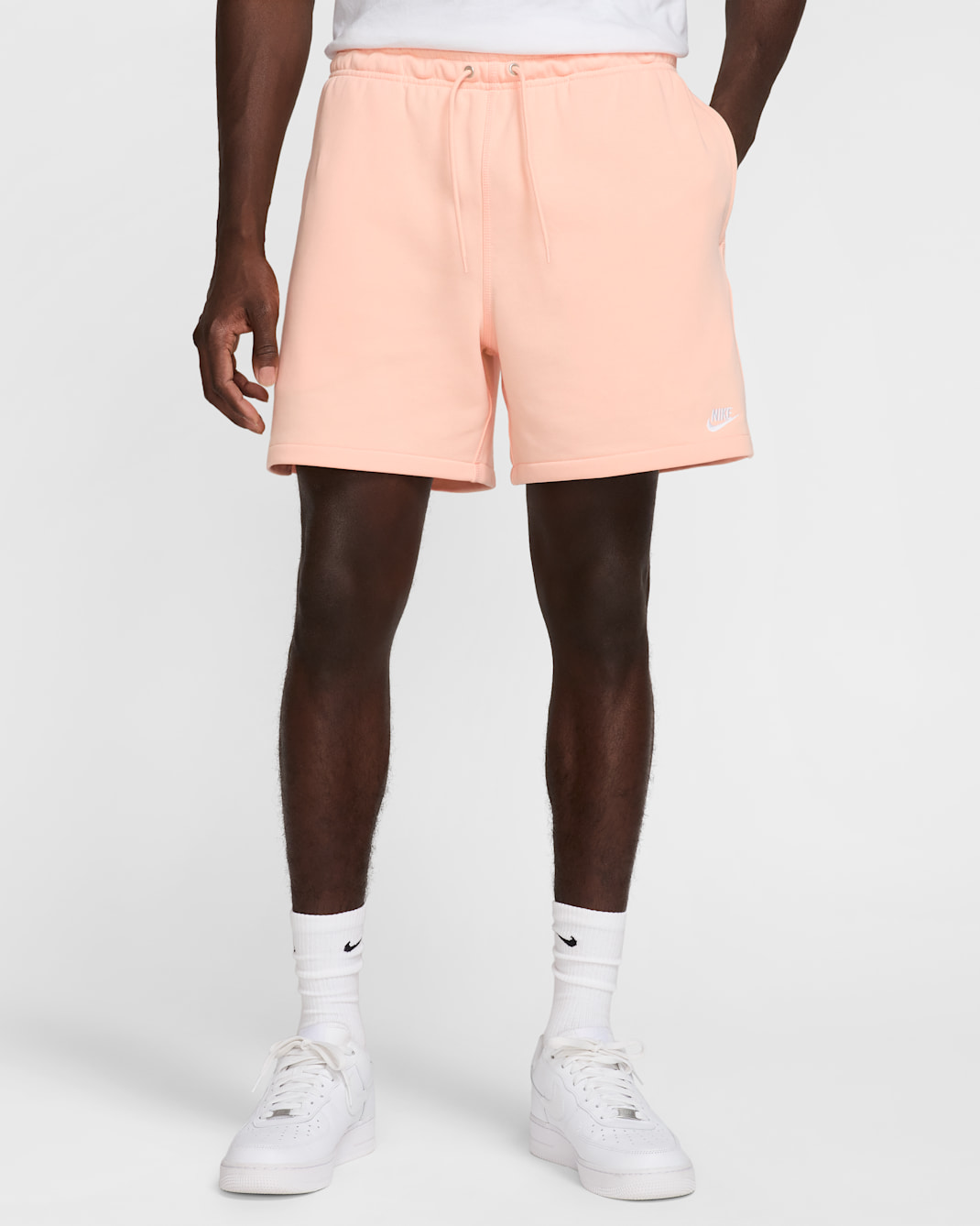 Shorts de French Terry Flow para hombre Nike Club - Coral lavado/Coral lavado/Blanco