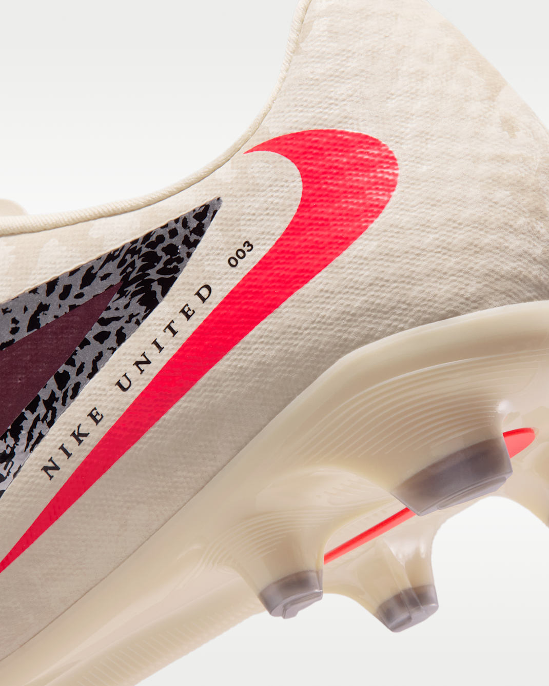 Nike United Phantom 6 Low Academy Multi-Ground Soccer Cleats